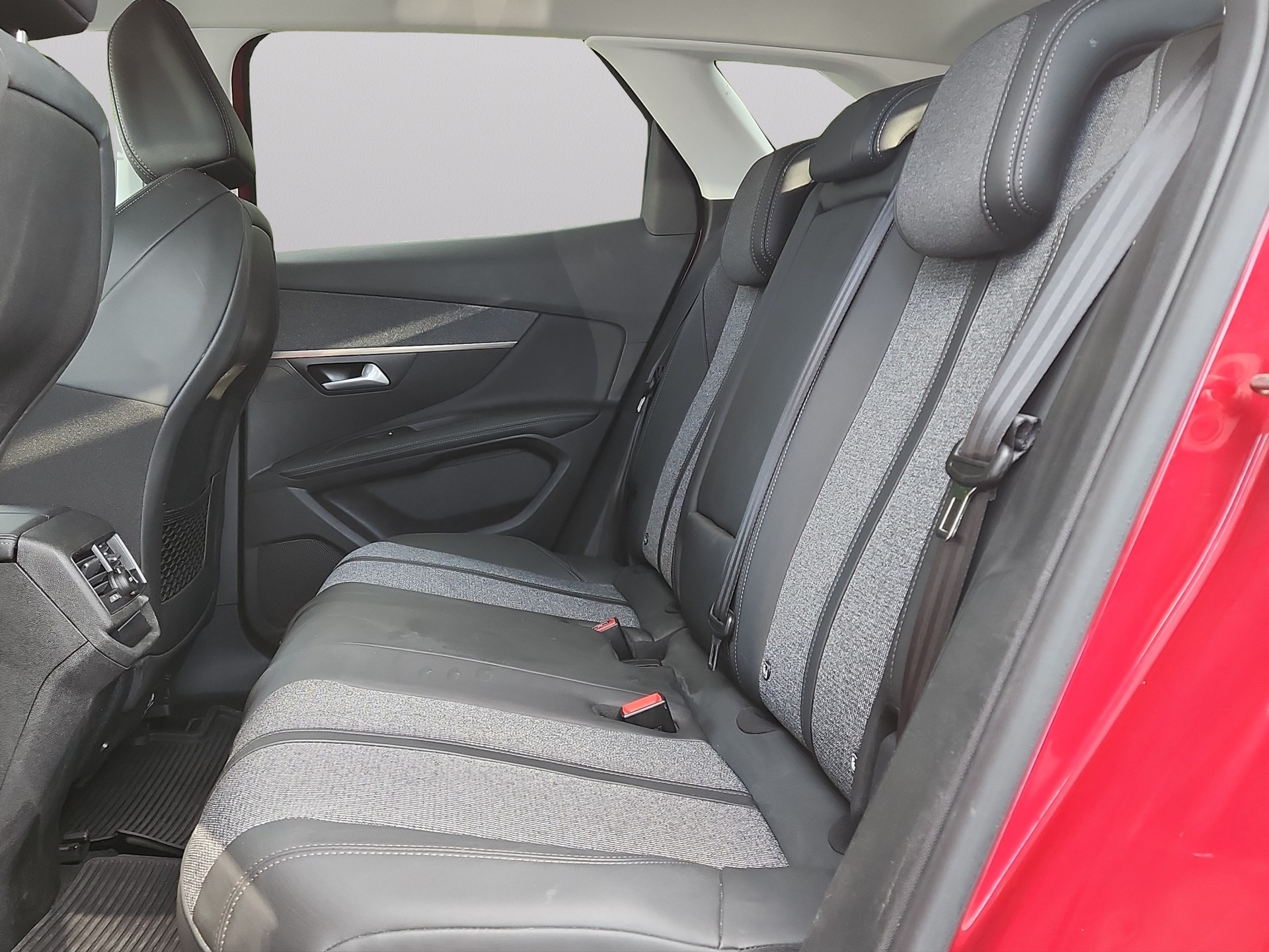 PEUGEOT 3008 1.2 PureTech Allure EAT-image-6