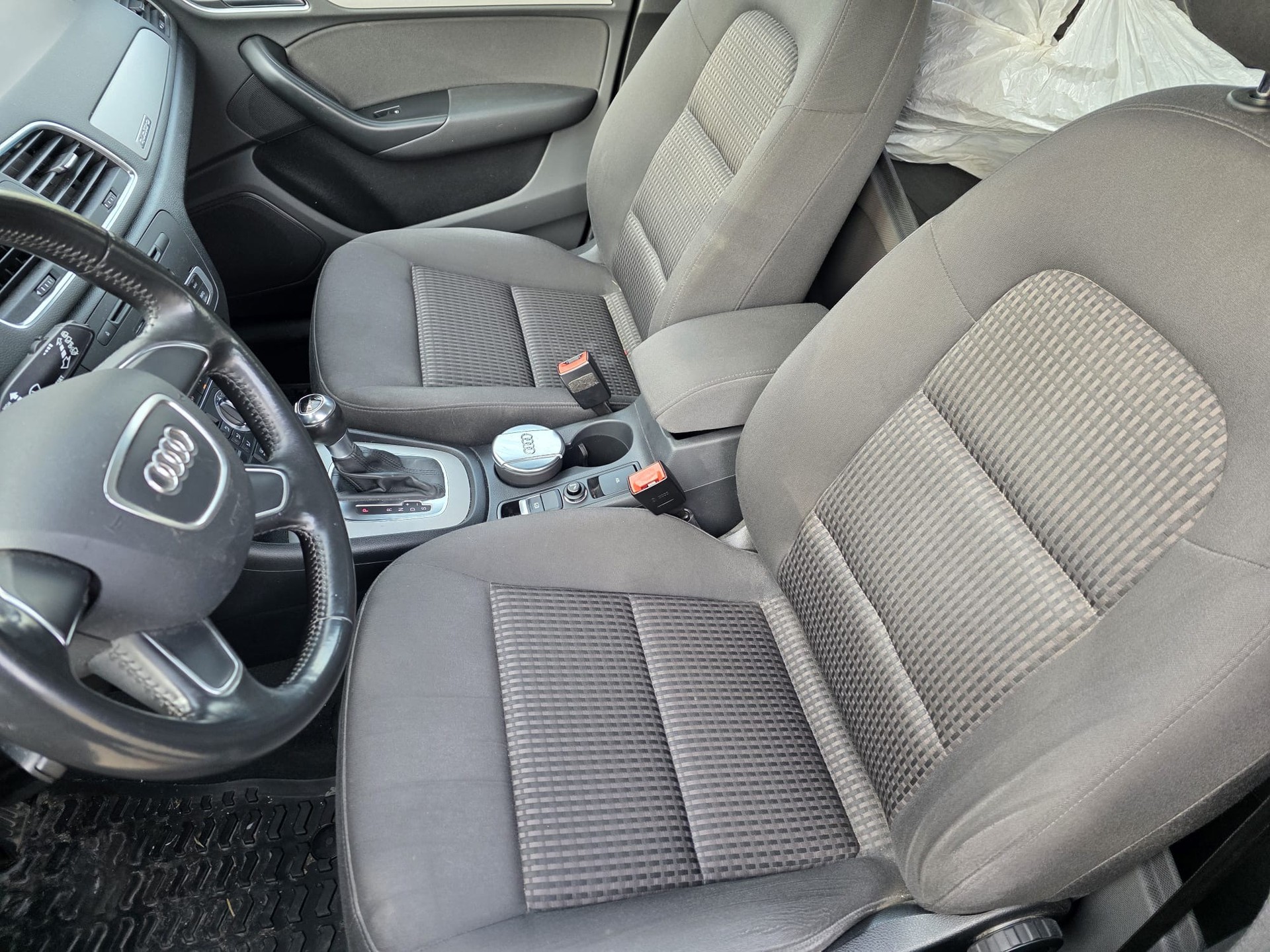AUDI Q3 2.0 TFSI quattro S-tronic-image-8