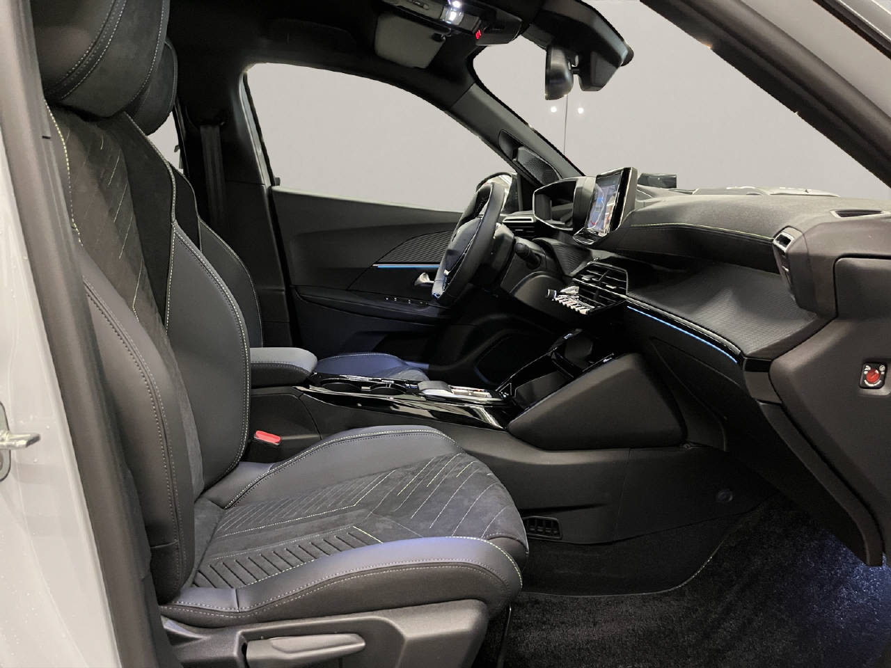 PEUGEOT 2008 1.2 Hybrid 145 GT-image-11