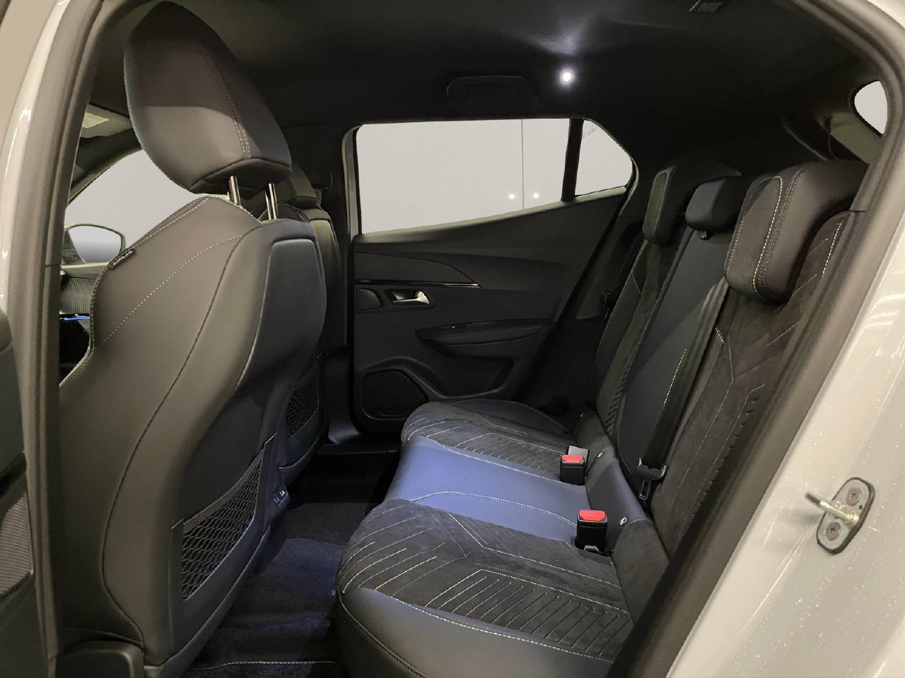 PEUGEOT 2008 1.2 Hybrid 145 GT-image-10