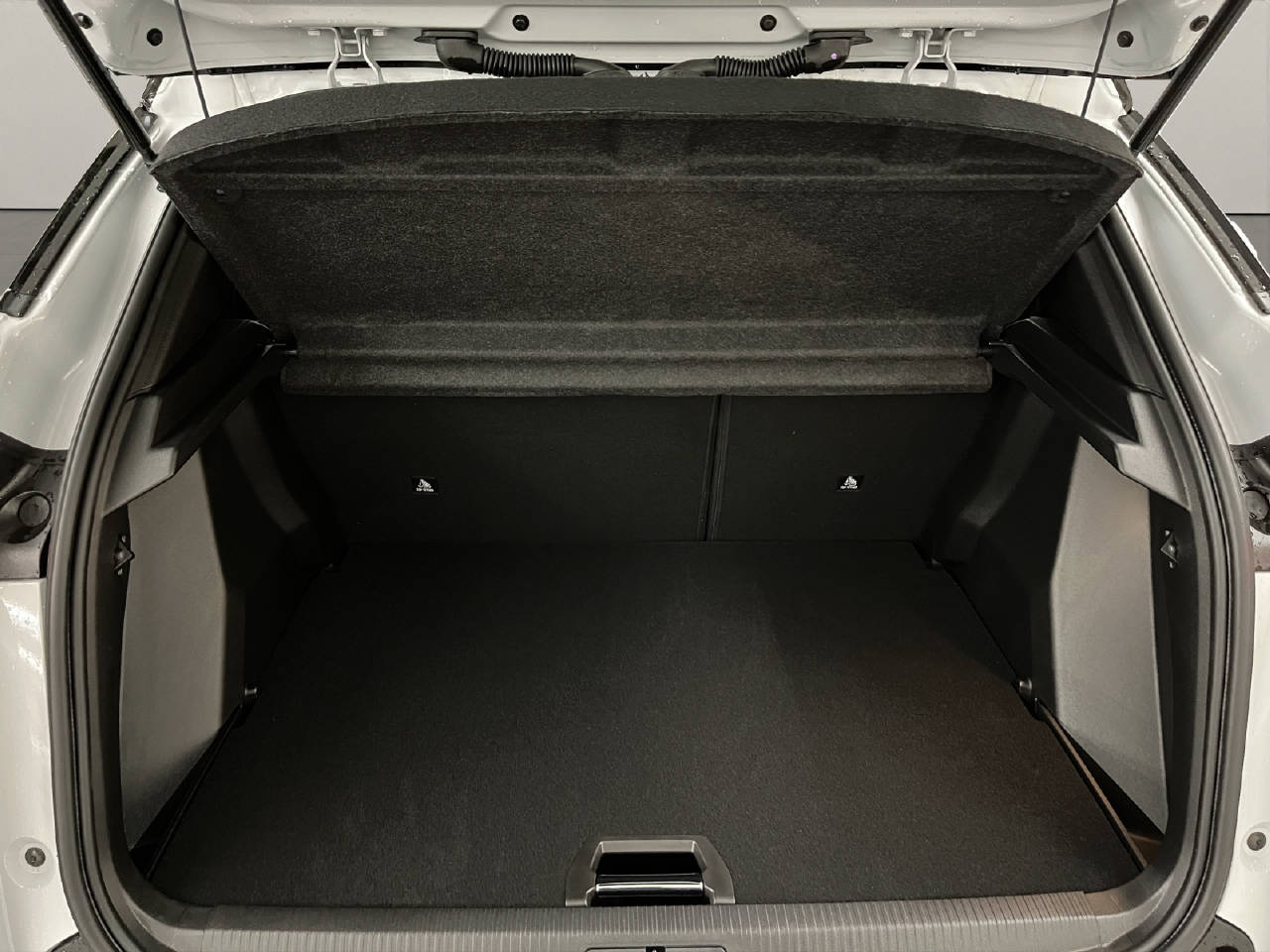 PEUGEOT 2008 1.2 Hybrid 145 GT-image-12