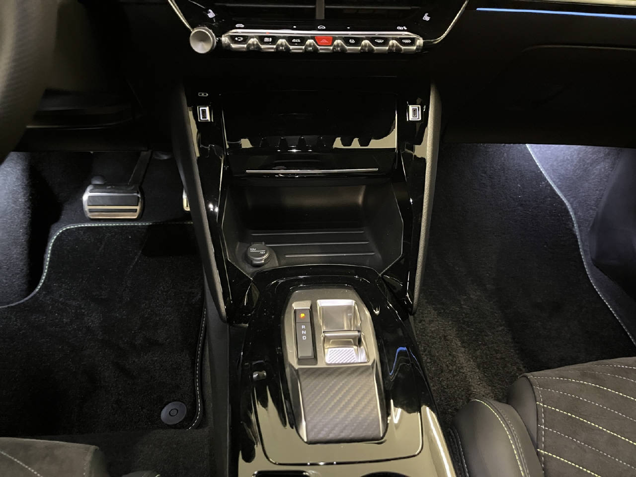 PEUGEOT 2008 1.2 Hybrid 145 GT-image-8