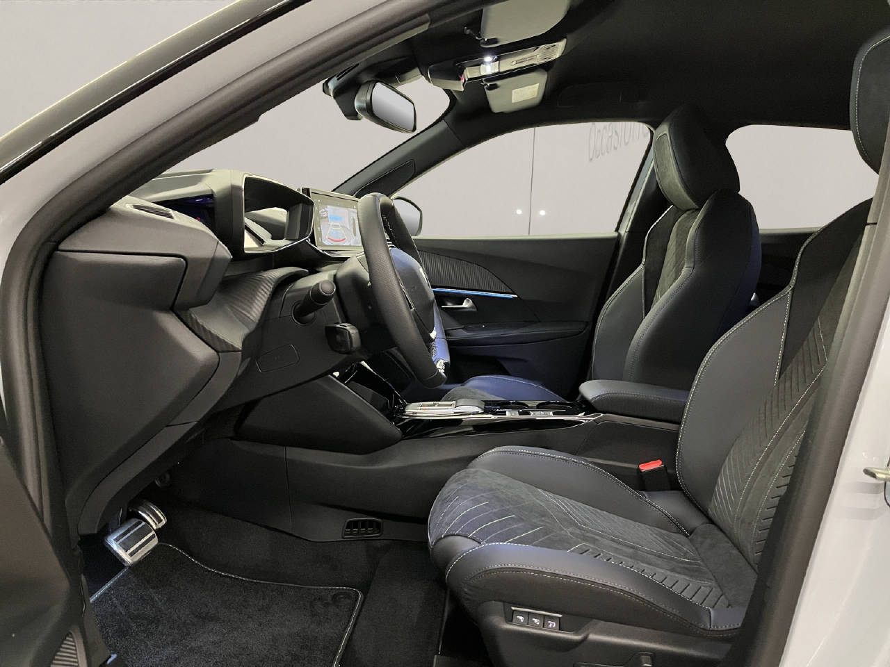 PEUGEOT 2008 1.2 Hybrid 145 GT-image-4