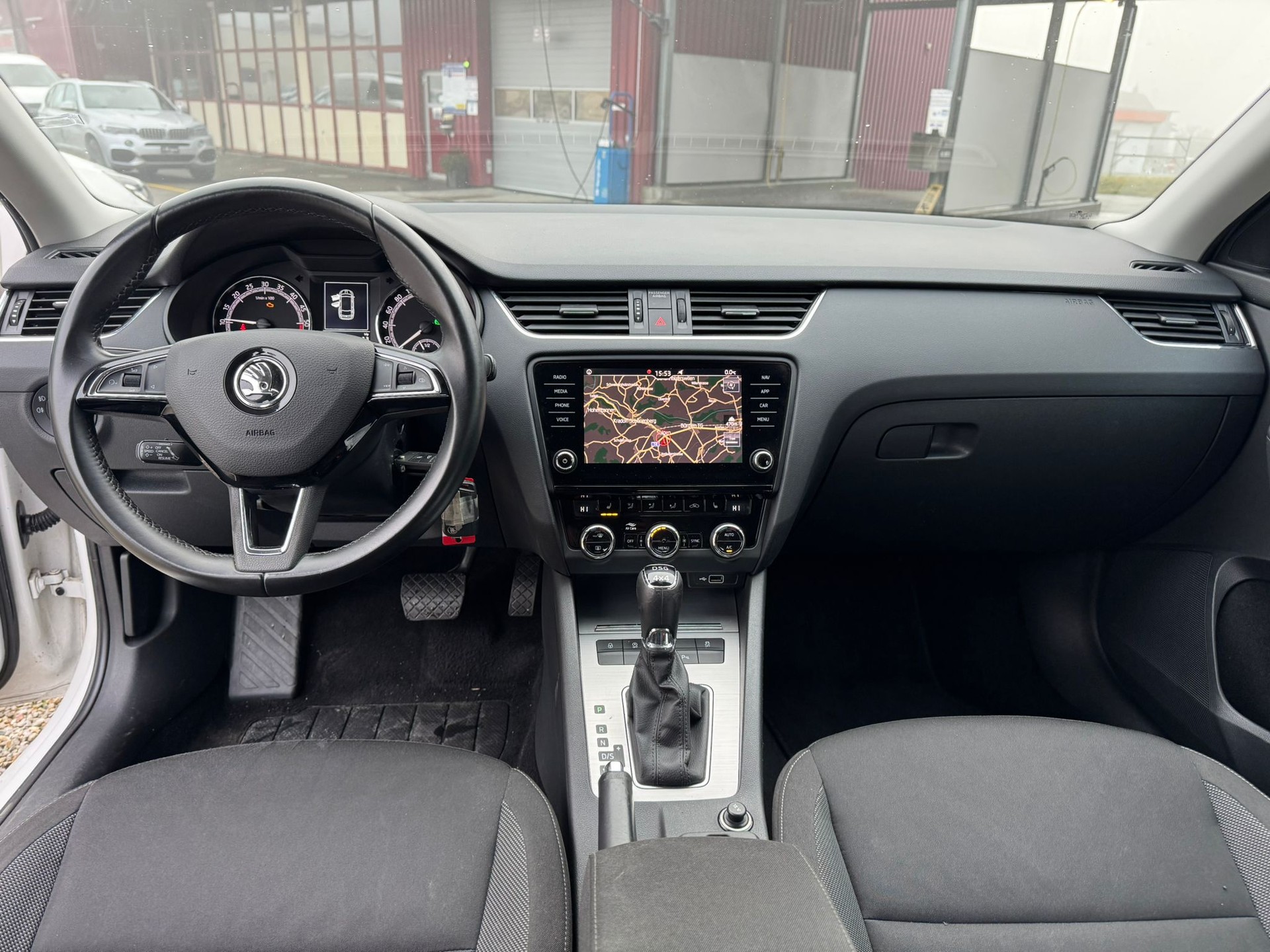 SKODA Octavia Combi 2.0 TDI Ambition 4x4 DSG-image-9