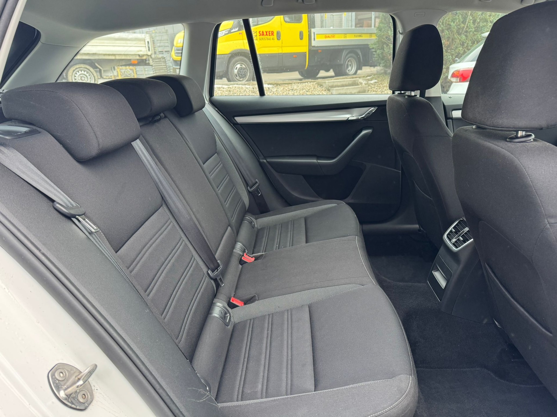 SKODA Octavia Combi 2.0 TDI Ambition 4x4 DSG-image-15