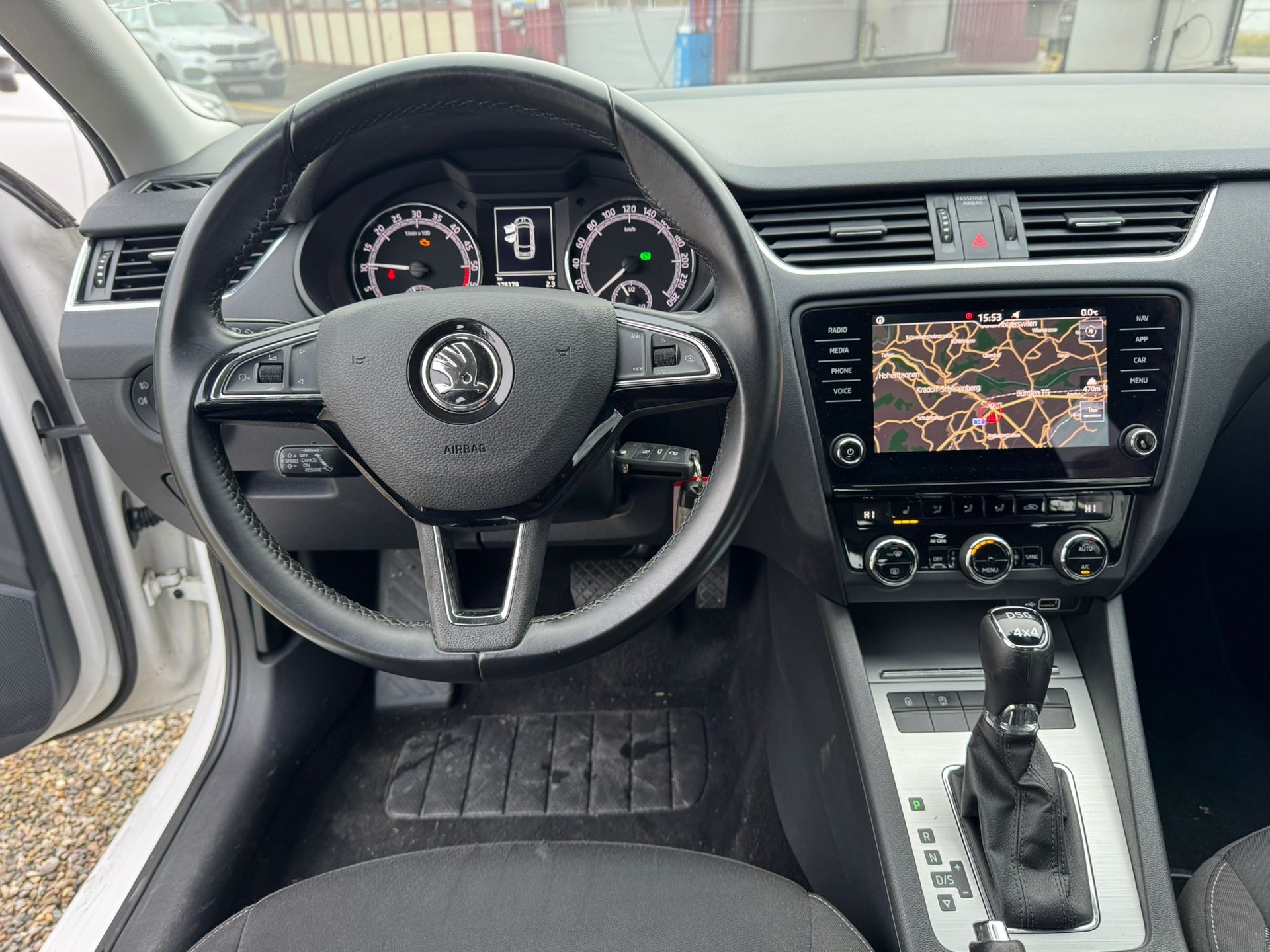 SKODA Octavia Combi 2.0 TDI Ambition 4x4 DSG-image-10