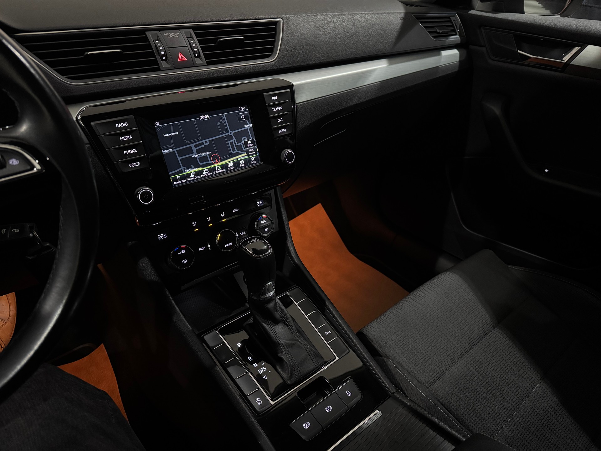 SKODA Superb Combi 1.8 TSI Ambition DSG | 1.Hand | AHK 1800Kg |-image-19