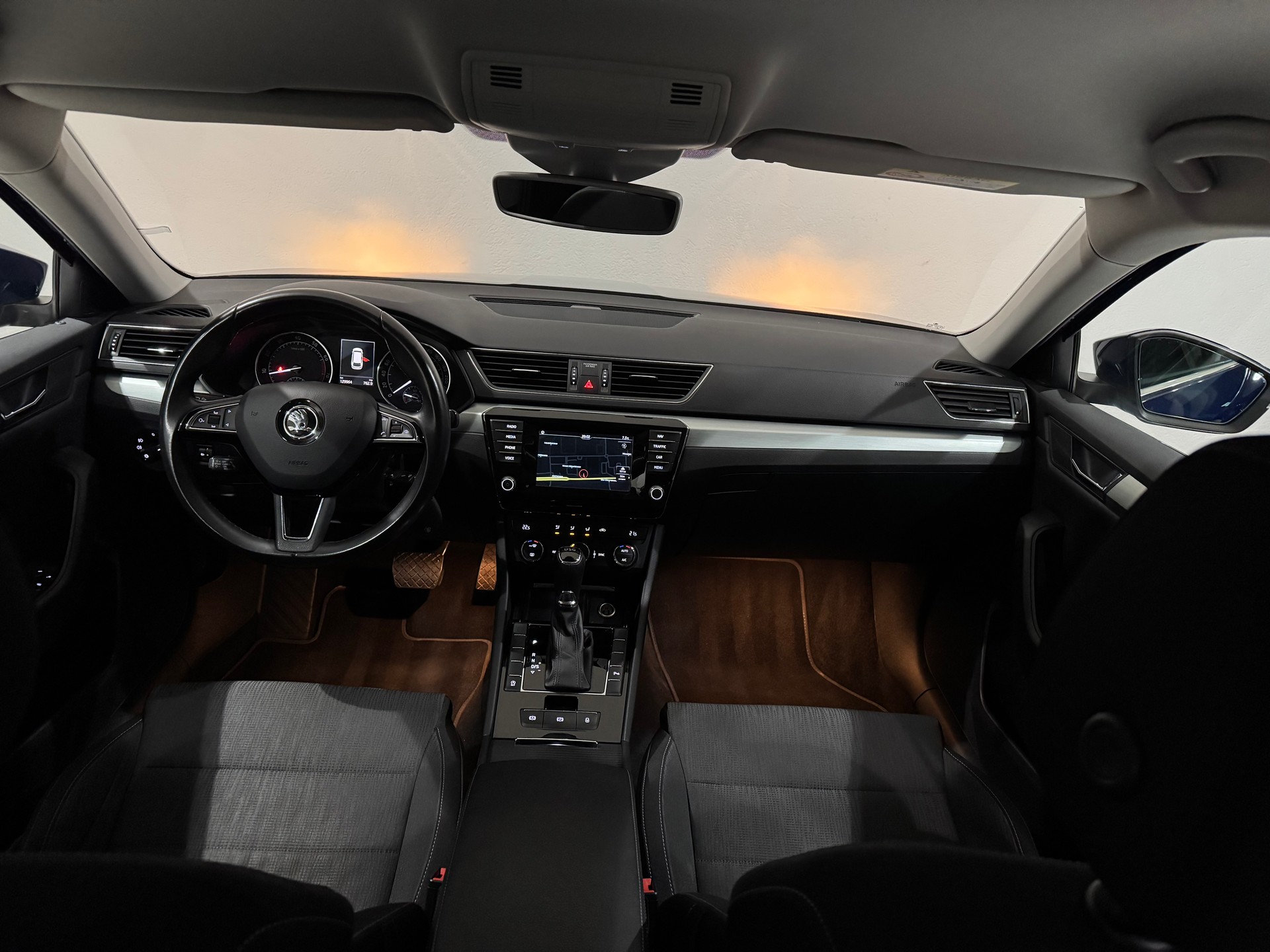 SKODA Superb Combi 1.8 TSI Ambition DSG | 1.Hand | AHK 1800Kg |-image-12