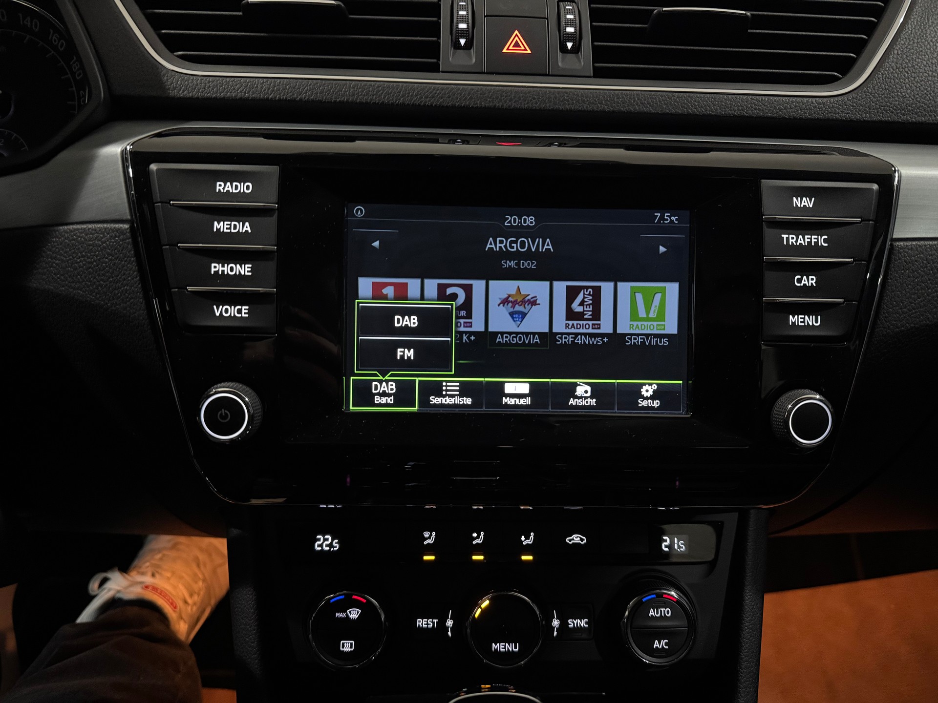 SKODA Superb Combi 1.8 TSI Ambition DSG | 1.Hand | AHK 1800Kg |-image-20