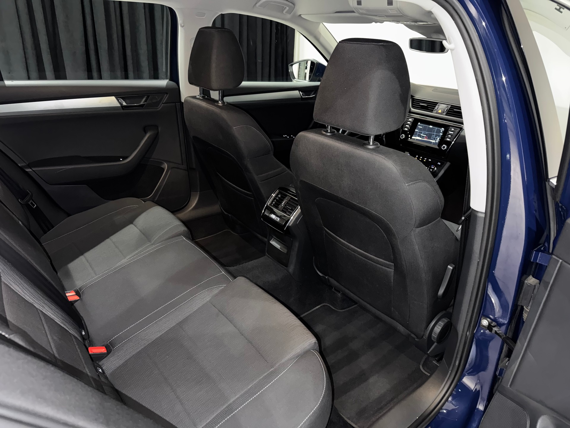 SKODA Superb Combi 1.8 TSI Ambition DSG | 1.Hand | AHK 1800Kg |-image-13