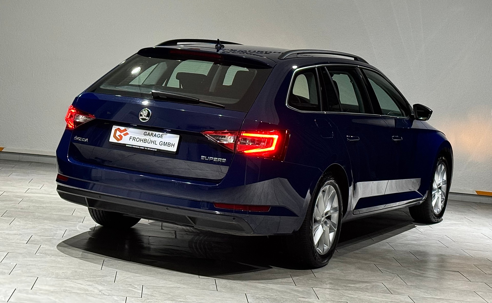 SKODA Superb Combi 1.8 TSI Ambition DSG | 1.Hand | AHK 1800Kg |-image-3