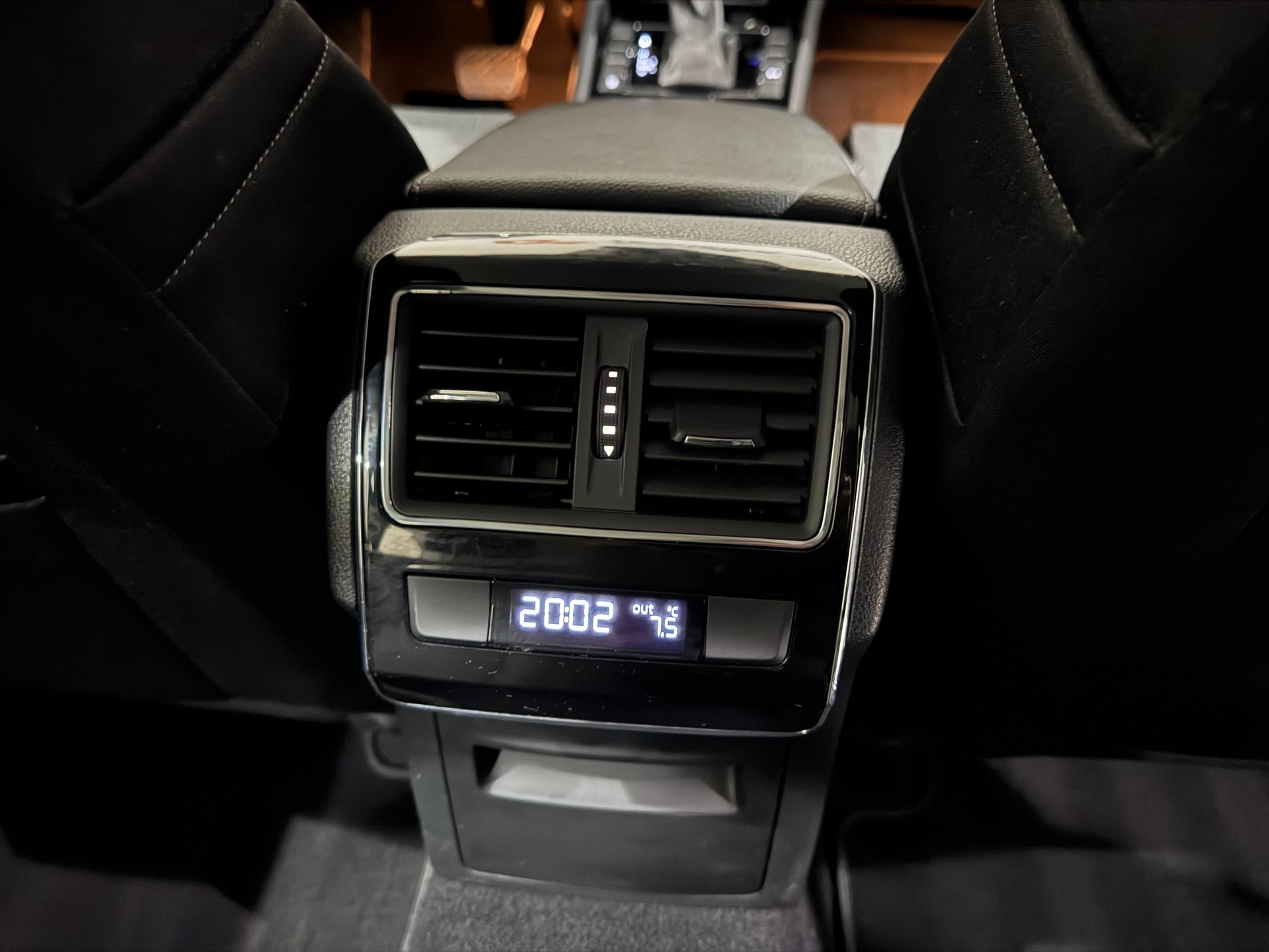 SKODA Superb Combi 1.8 TSI Ambition DSG | 1.Hand | AHK 1800Kg |-image-15