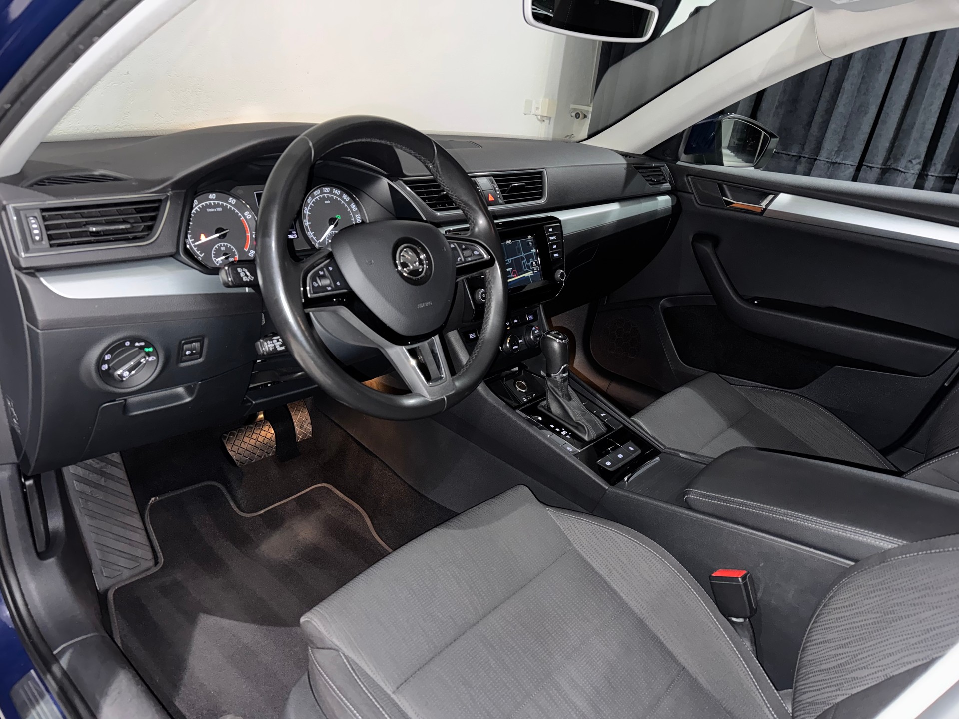 SKODA Superb Combi 1.8 TSI Ambition DSG | 1.Hand | AHK 1800Kg |-image-10