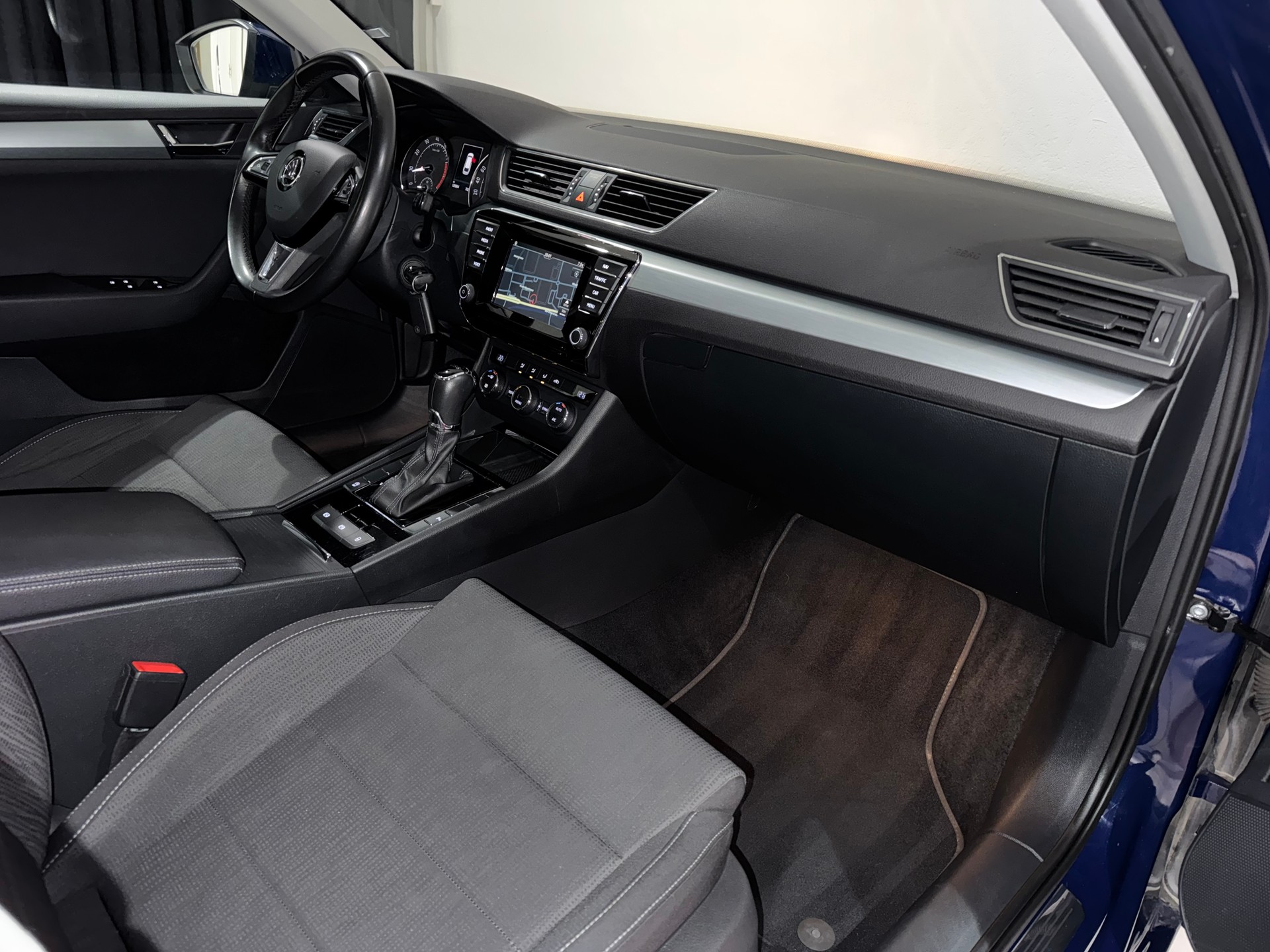 SKODA Superb Combi 1.8 TSI Ambition DSG | 1.Hand | AHK 1800Kg |-image-11