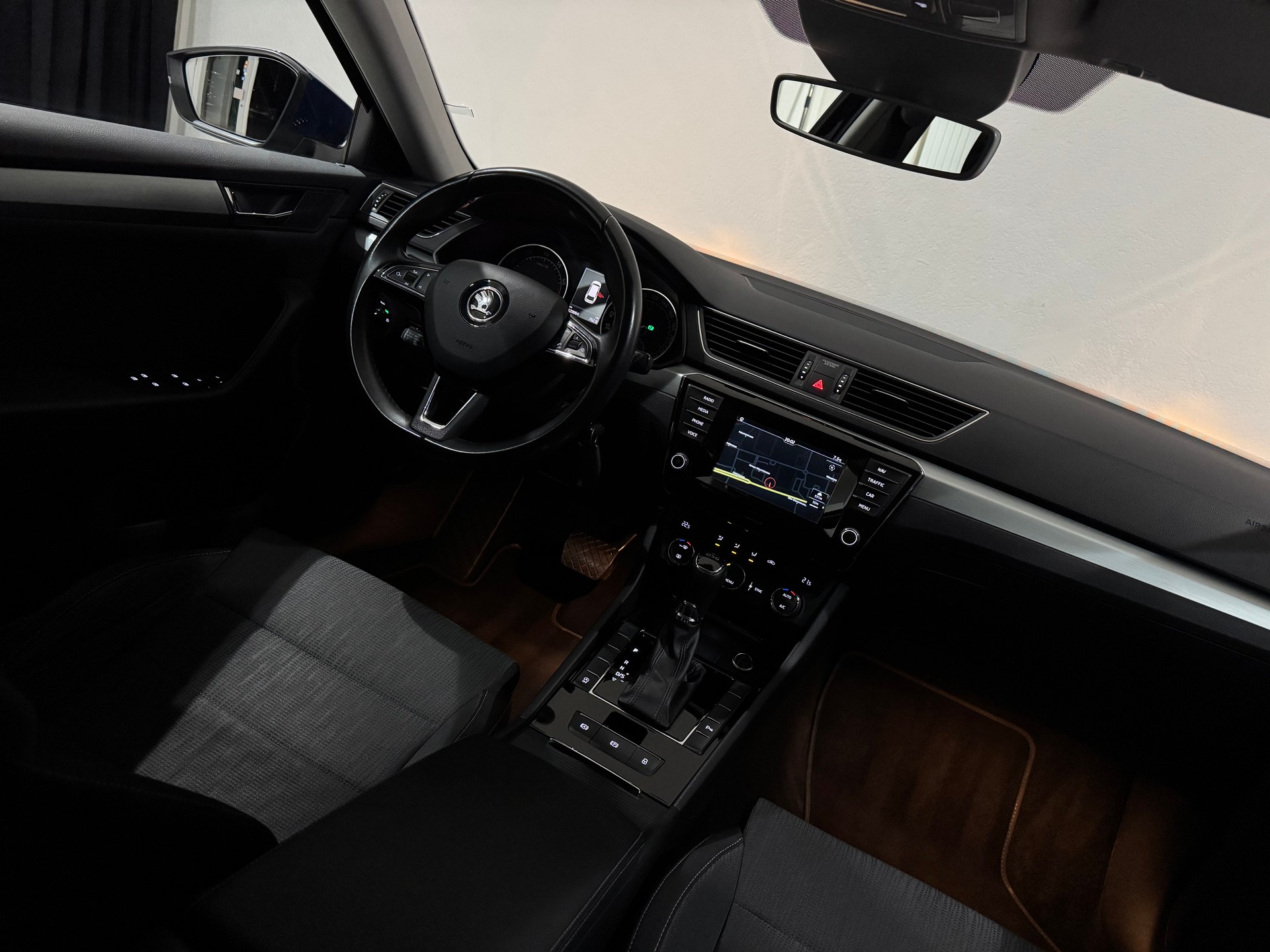 SKODA Superb Combi 1.8 TSI Ambition DSG | 1.Hand | AHK 1800Kg |-image-14
