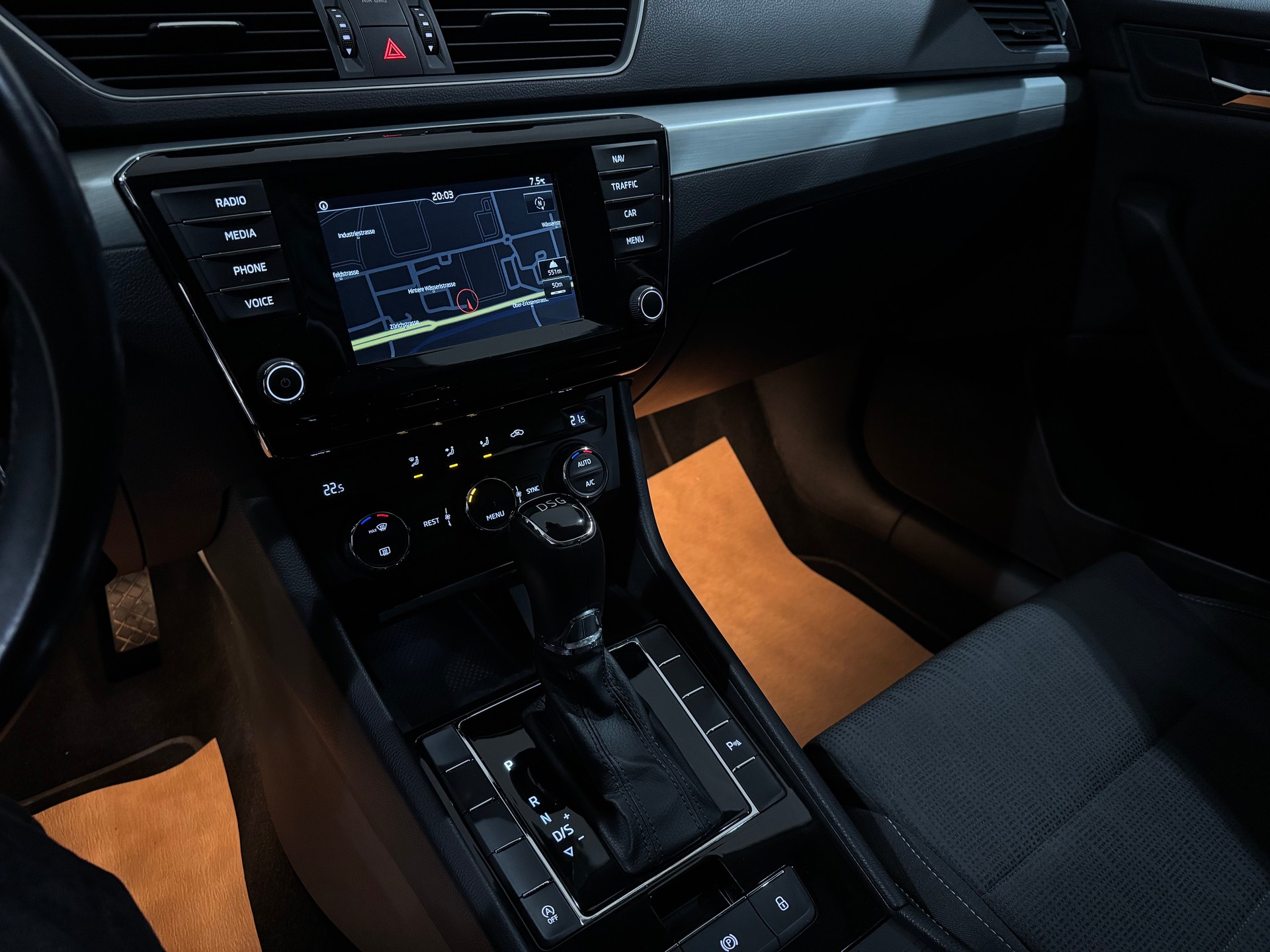 SKODA Superb Combi 1.8 TSI Ambition DSG | 1.Hand | AHK 1800Kg |-image-16