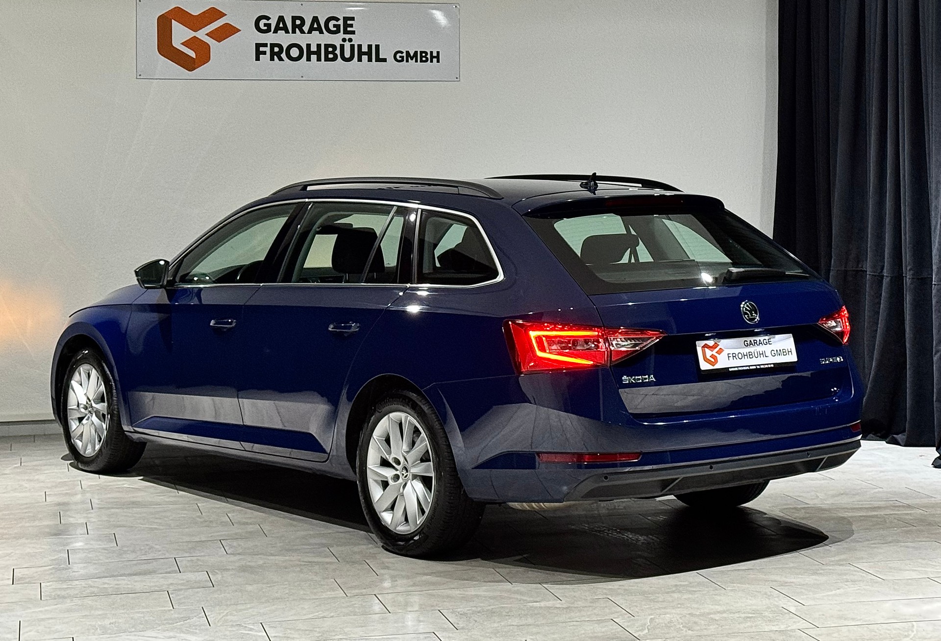 SKODA Superb Combi 1.8 TSI Ambition DSG | 1.Hand | AHK 1800Kg |-image-4