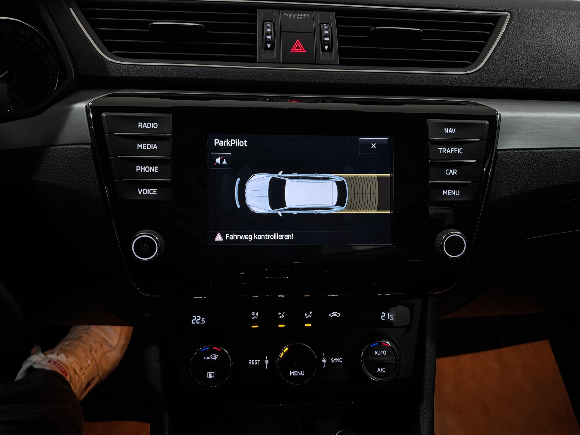 SKODA Superb Combi 1.8 TSI Ambition DSG | 1.Hand | AHK 1800Kg |-image-18