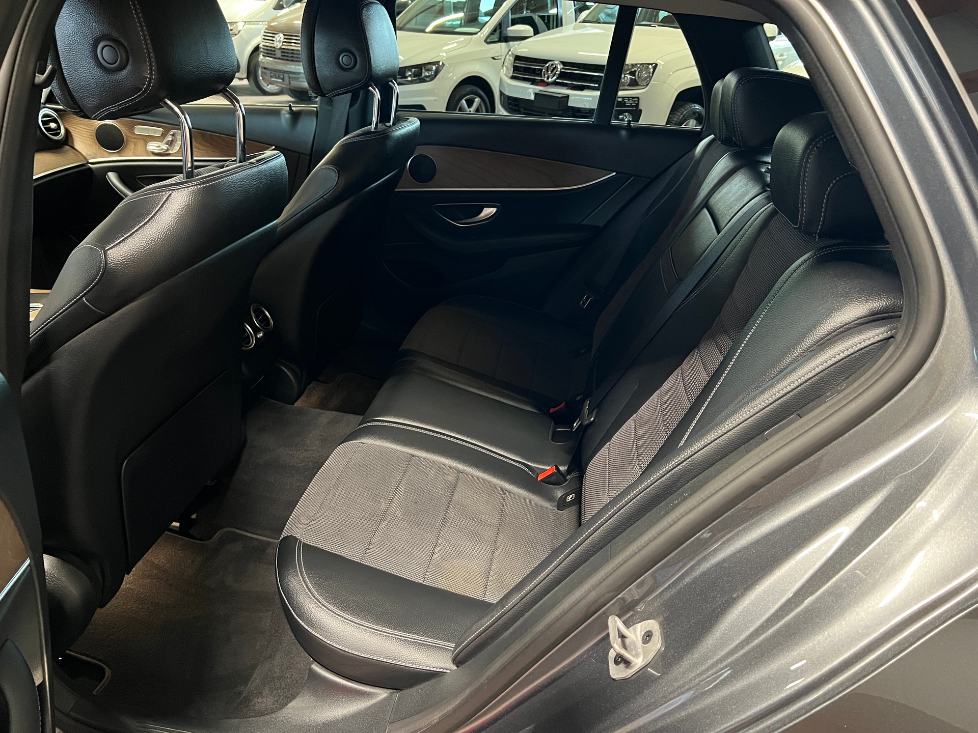 MERCEDES-BENZ E 220 d T 4Matic Avantgarde 9G-Tronic-image-12