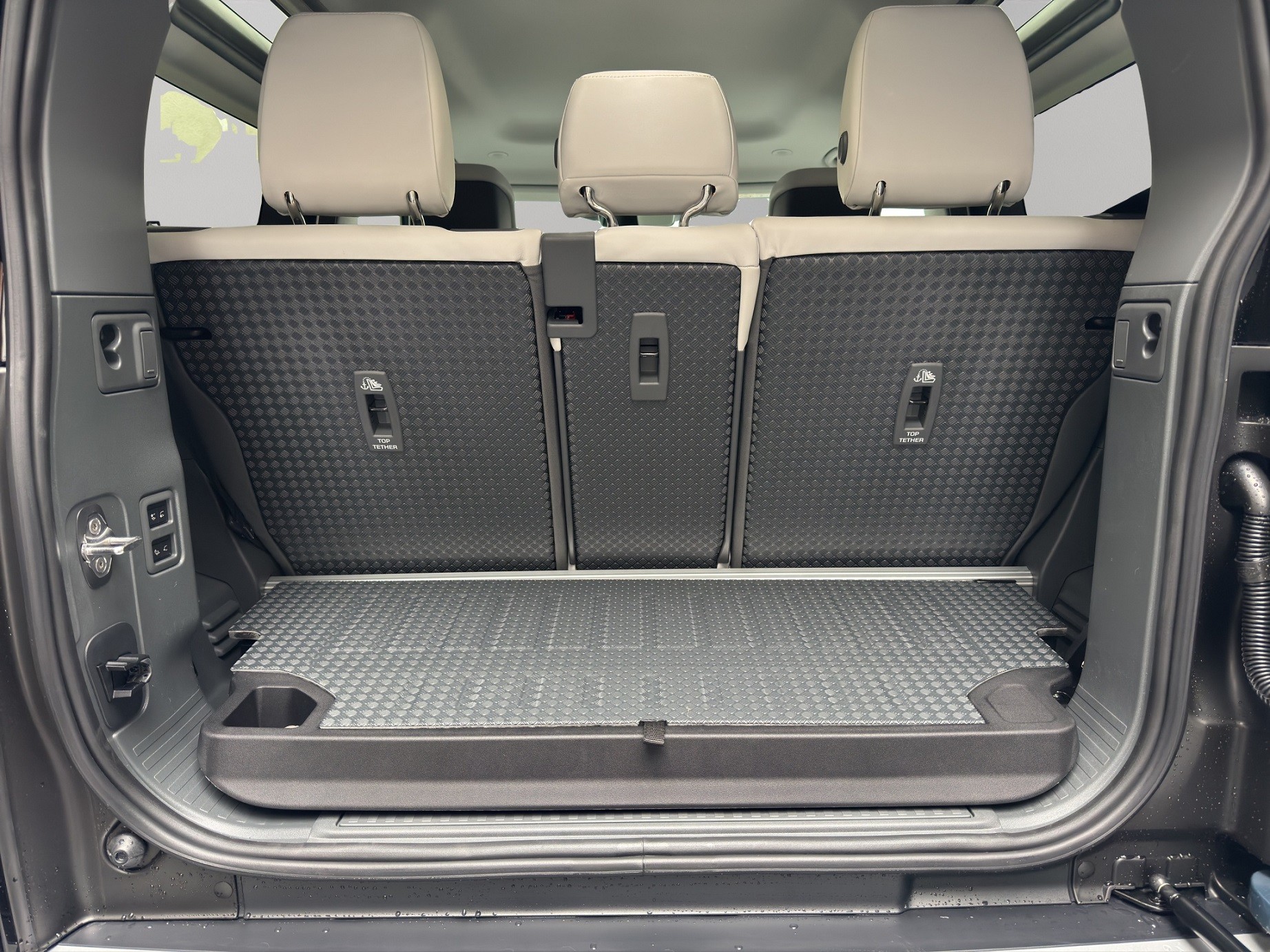 LAND ROVER Defender 90 3.0 D I6 250 X-Dynamic SE-image-16