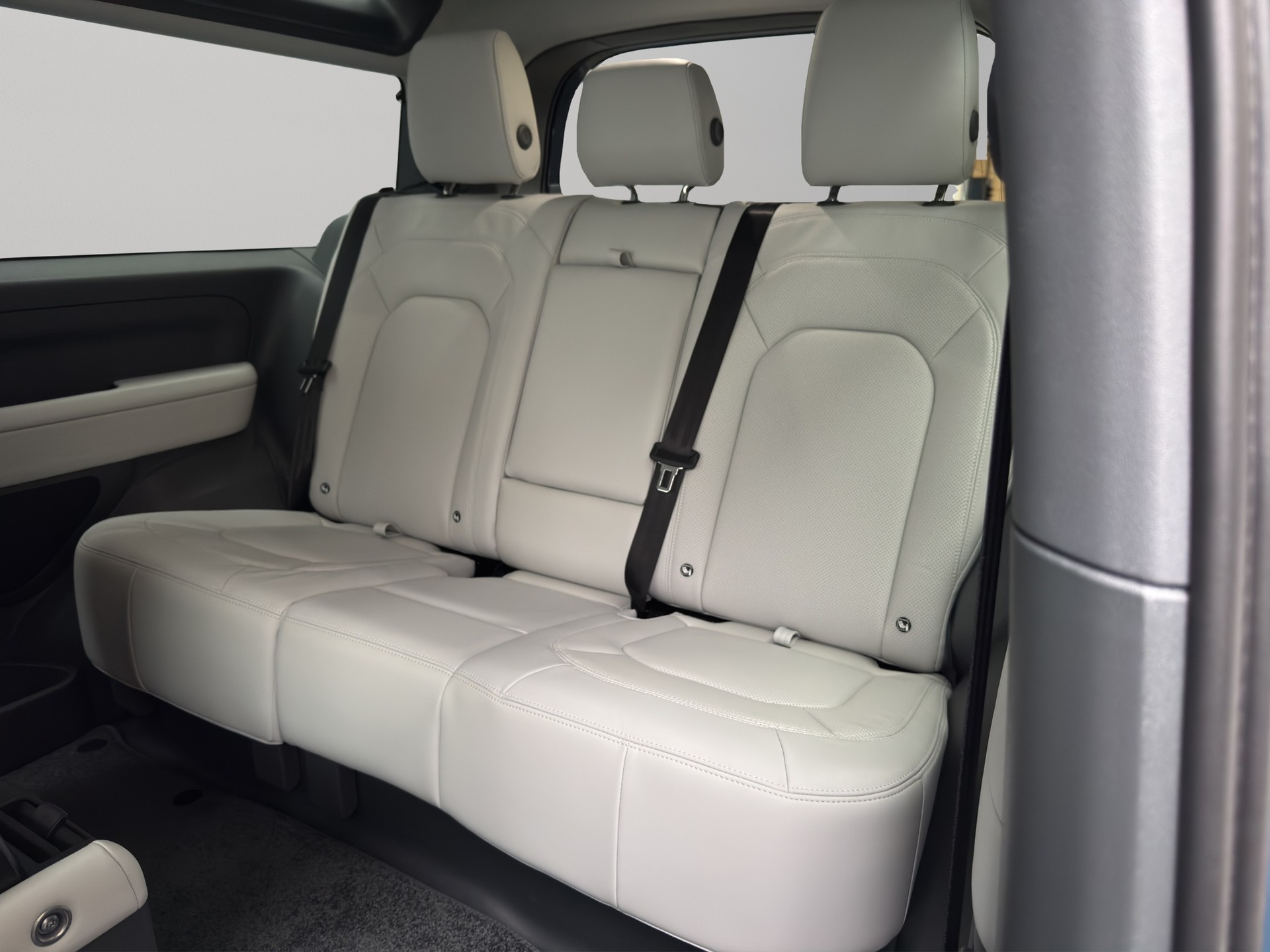 LAND ROVER Defender 90 3.0 D I6 250 X-Dynamic SE-image-15