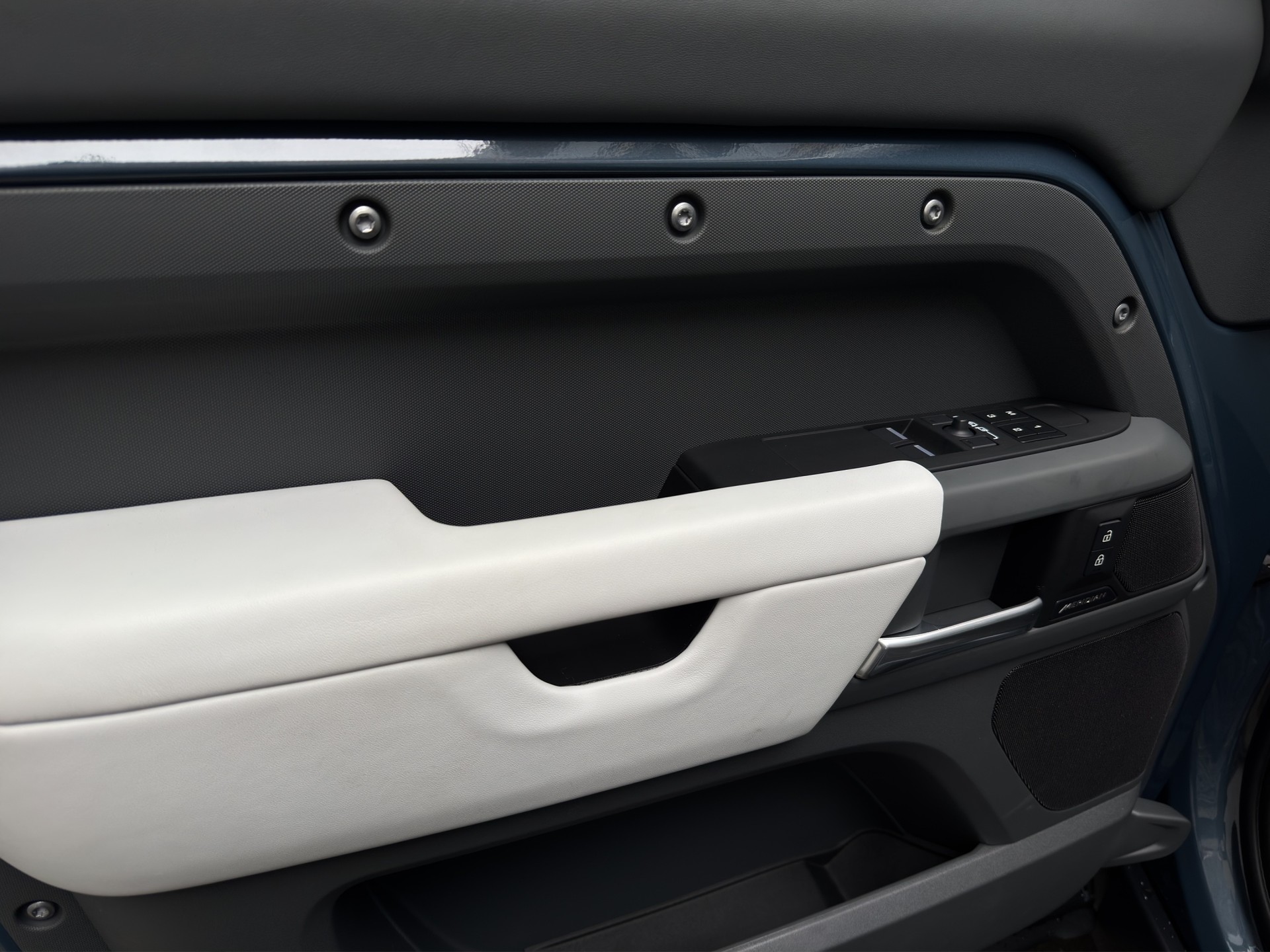 LAND ROVER Defender 90 3.0 D I6 250 X-Dynamic SE-image-14