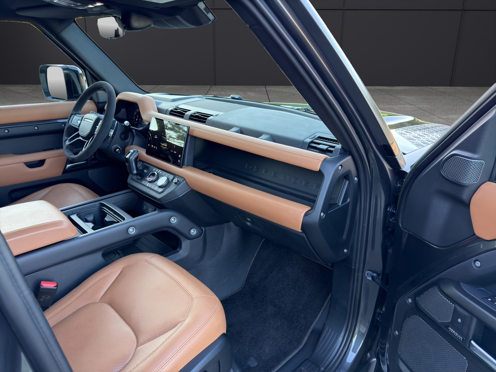 LAND ROVER Defender 110 525 V8 5.0 Carpathian Edition AT8-image-14