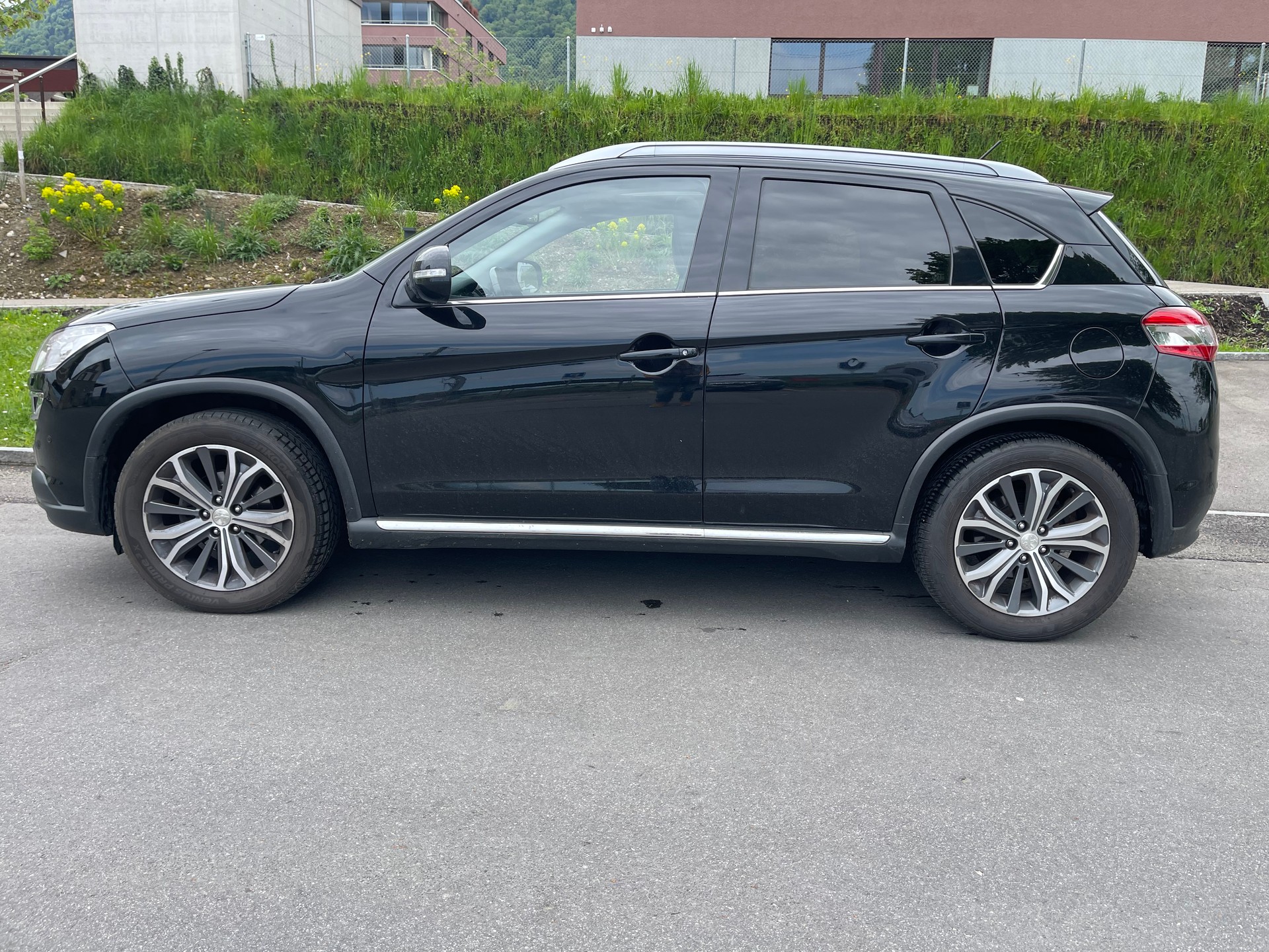 PEUGEOT 4008 1.8 HDi Allure 4WD-image-2