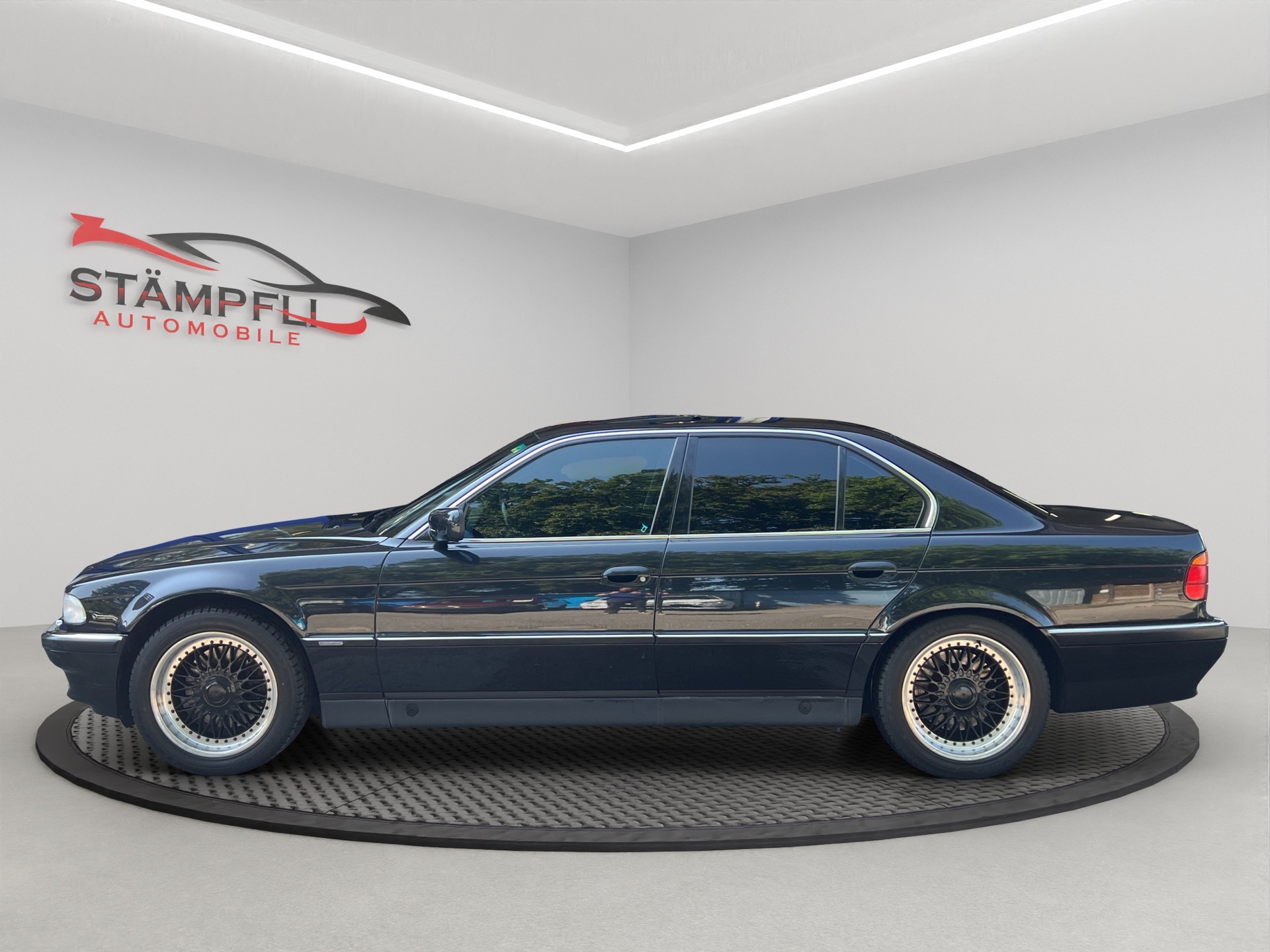BMW 750i V12-image-1