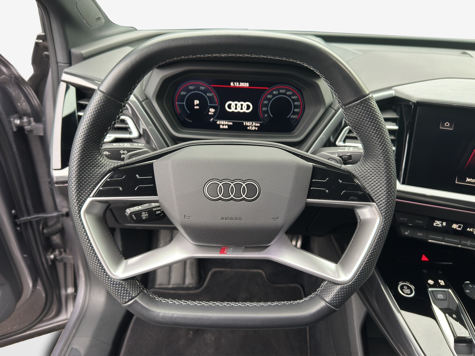 AUDI Q4 e-tron 50 quattro-image-10
