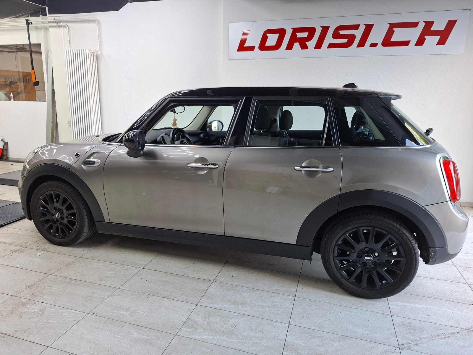 MINI Cooper-showroom-element-3