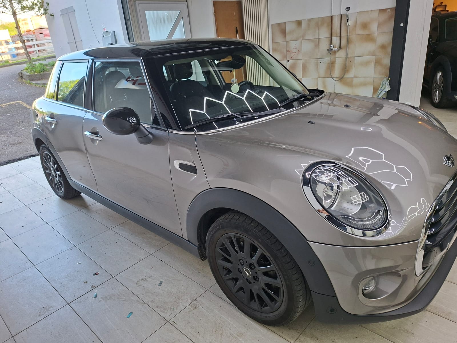 MINI Cooper-showroom-element-1