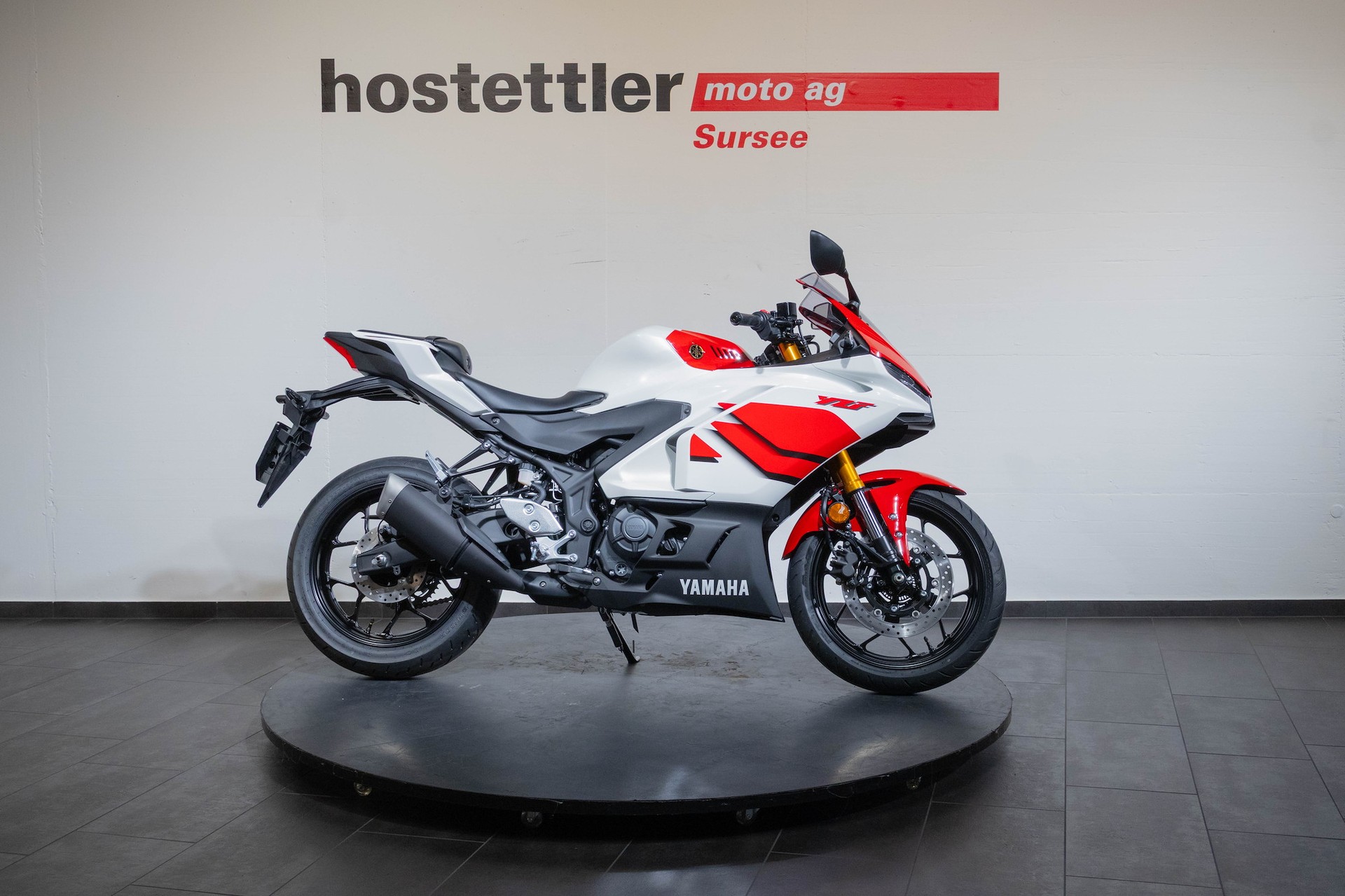 YAMAHA R3 70th Anniversary-showroom-element-1