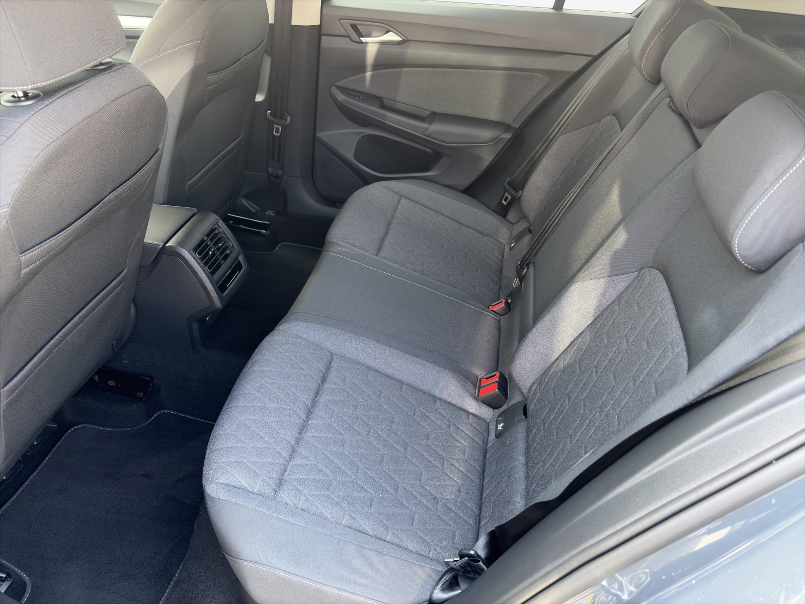 VW Golf 1.5 TSI PHEV Life-image-11