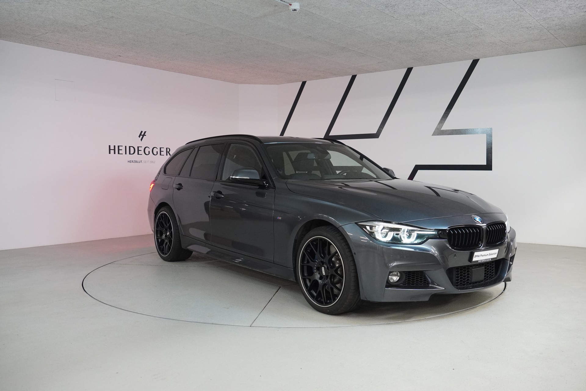 BMW 340i xDrive Touring Edition M Sport Steptronic-showroom-element-2