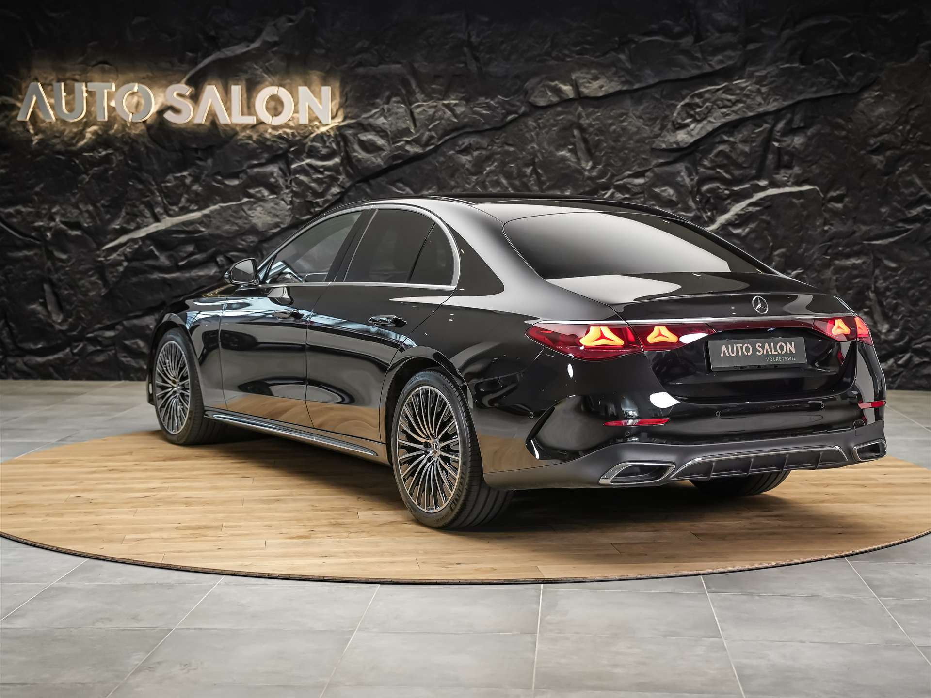 MERCEDES-BENZ E 220 d 4Matic AMG Line 9G-Tronic *Superscreen*Burmester*360° Kamera*-image-3