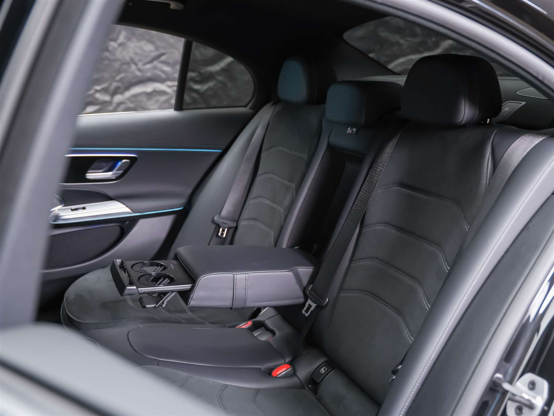 MERCEDES-BENZ E 220 d 4Matic AMG Line 9G-Tronic *Superscreen*Burmester*360° Kamera*-image-11