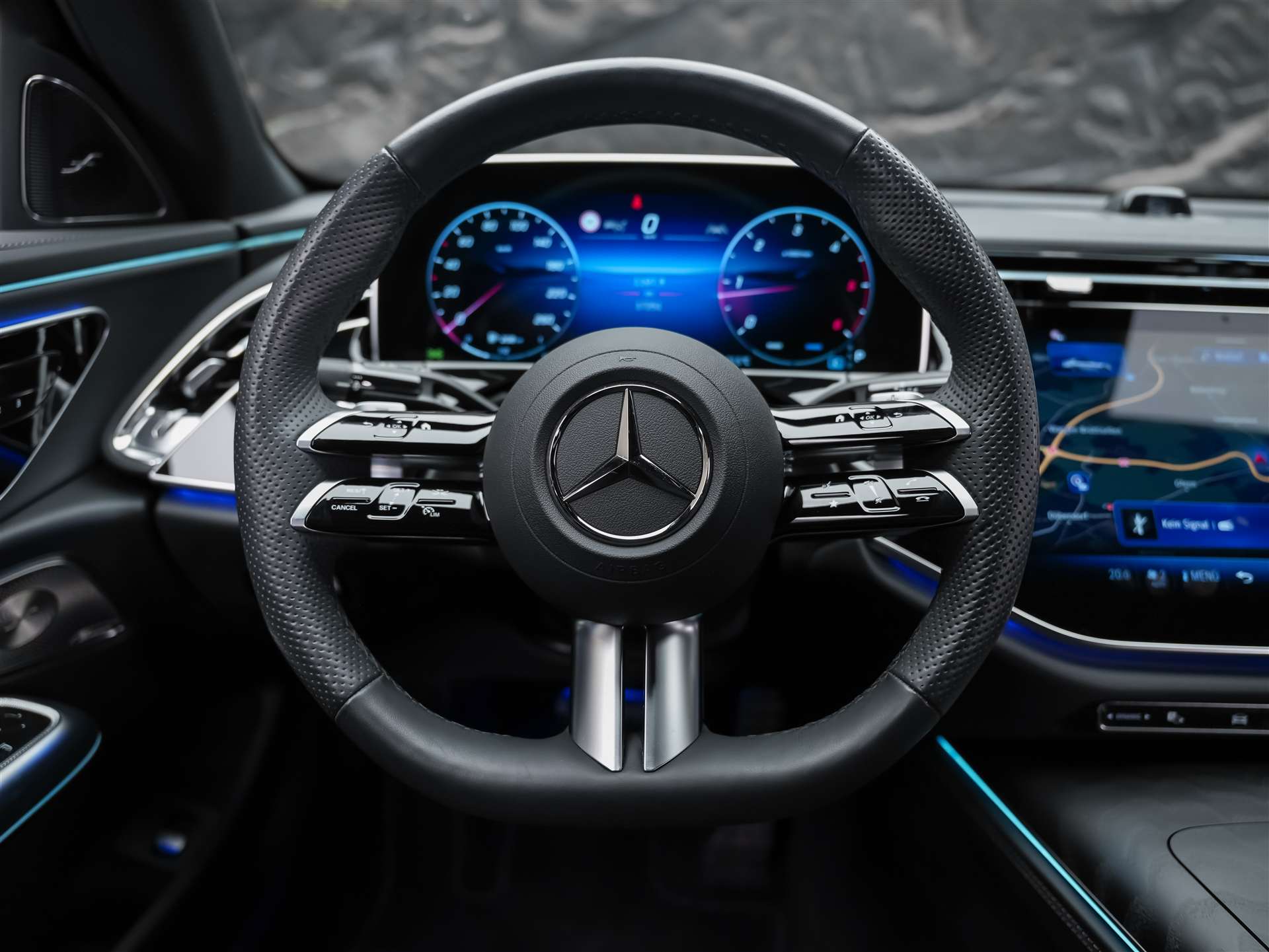 MERCEDES-BENZ E 220 d 4Matic AMG Line 9G-Tronic *Superscreen*Burmester*360° Kamera*-image-26