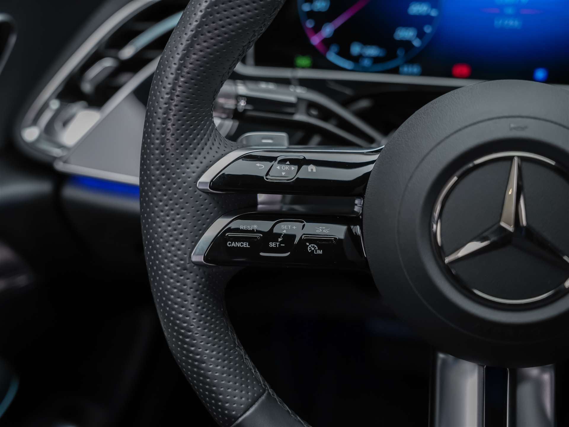 MERCEDES-BENZ E 220 d 4Matic AMG Line 9G-Tronic *Superscreen*Burmester*360° Kamera*-image-27