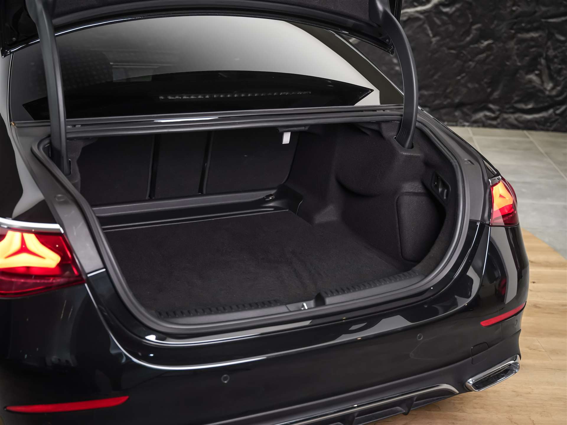 MERCEDES-BENZ E 220 d 4Matic AMG Line 9G-Tronic *Superscreen*Burmester*360° Kamera*-image-41