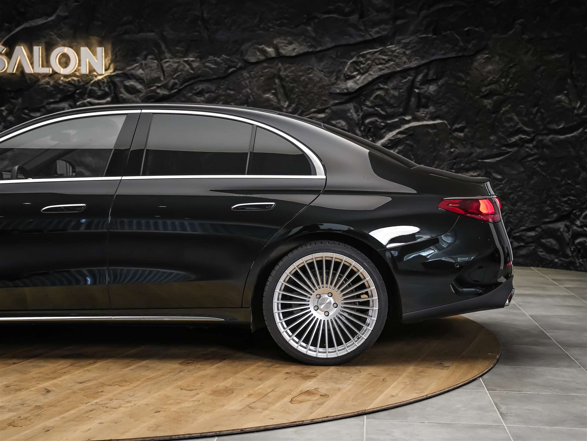 MERCEDES-BENZ E 220 d 4Matic AMG Line 9G-Tronic *Superscreen*Burmester*360° Kamera*-image-14