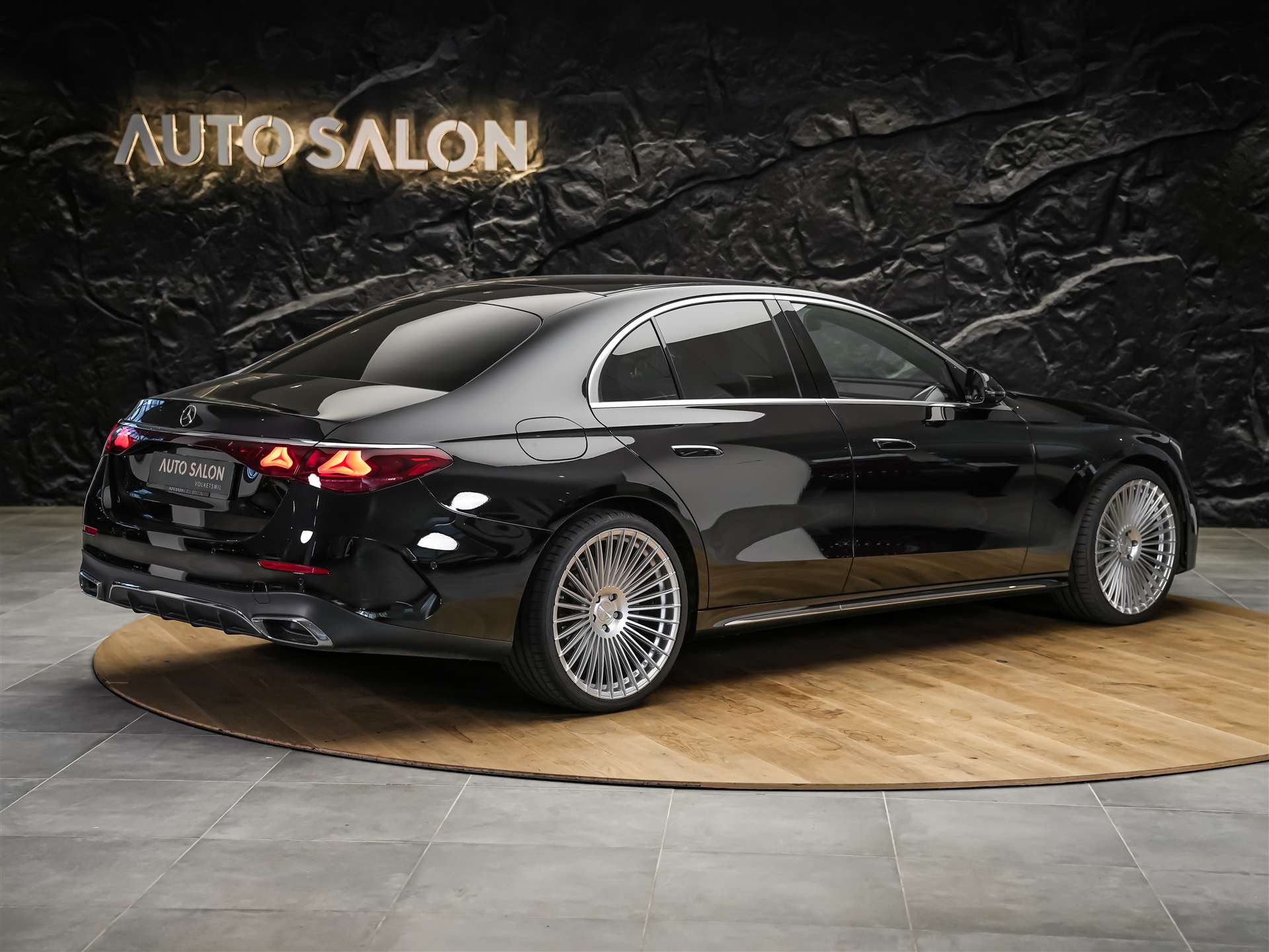 MERCEDES-BENZ E 220 d 4Matic AMG Line 9G-Tronic *Superscreen*Burmester*360° Kamera*-image-4