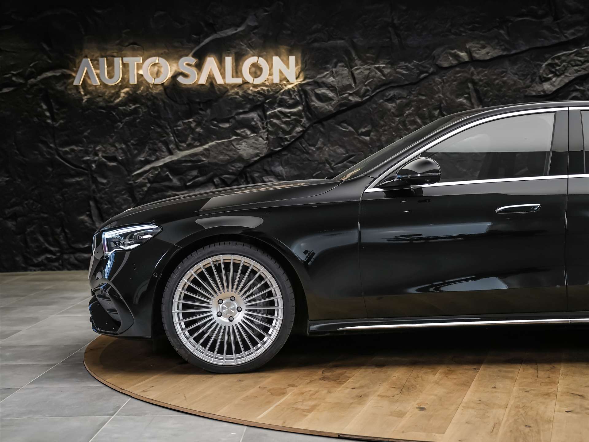 MERCEDES-BENZ E 220 d 4Matic AMG Line 9G-Tronic *Superscreen*Burmester*360° Kamera*-image-13