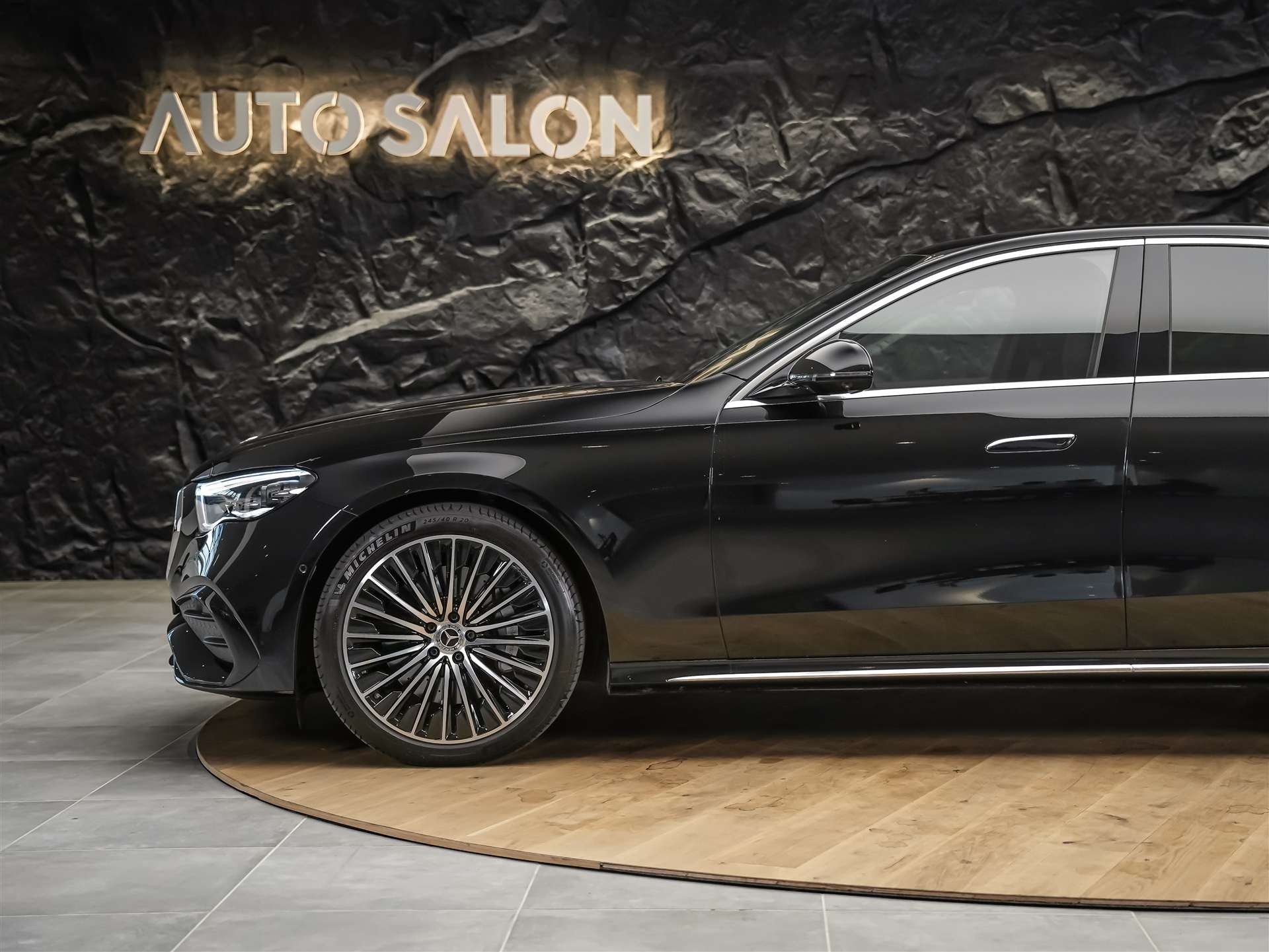 MERCEDES-BENZ E 220 d 4Matic AMG Line 9G-Tronic *Superscreen*Burmester*360° Kamera*-image-14