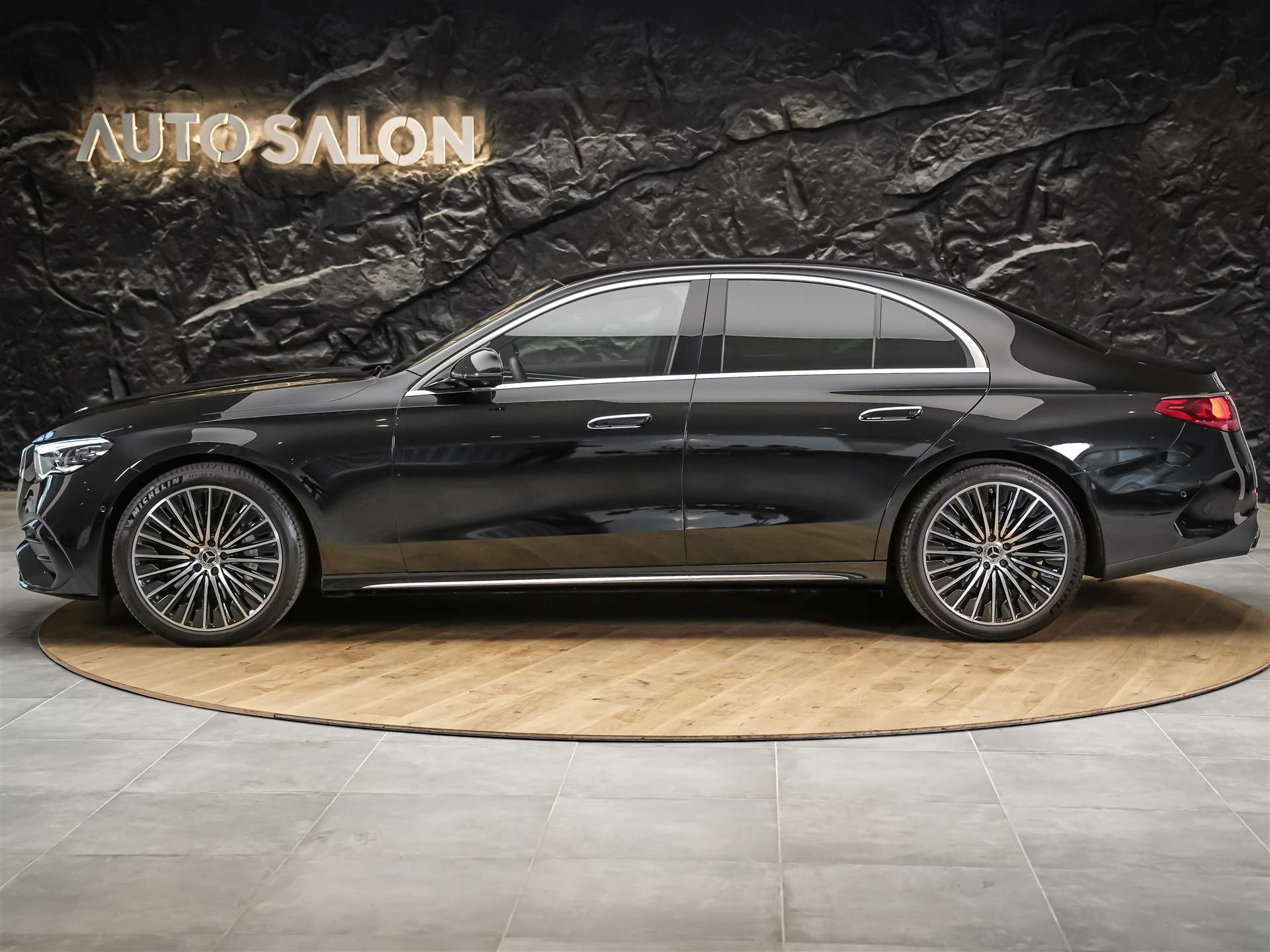 MERCEDES-BENZ E 220 d 4Matic AMG Line 9G-Tronic *Superscreen*Burmester*360° Kamera*-image-2