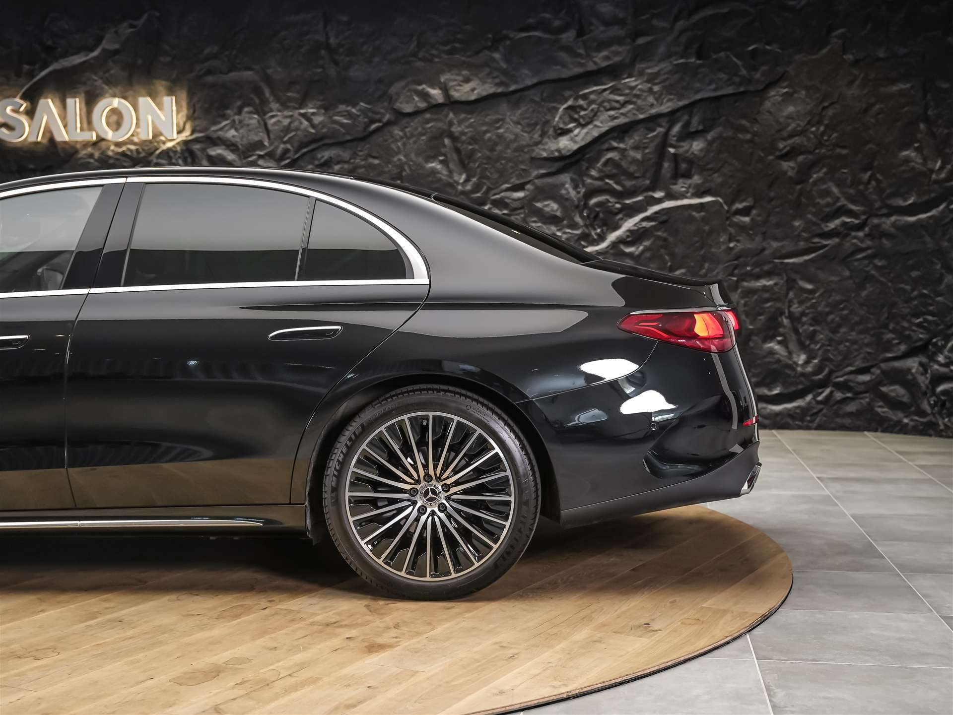 MERCEDES-BENZ E 220 d 4Matic AMG Line 9G-Tronic *Superscreen*Burmester*360° Kamera*-image-16