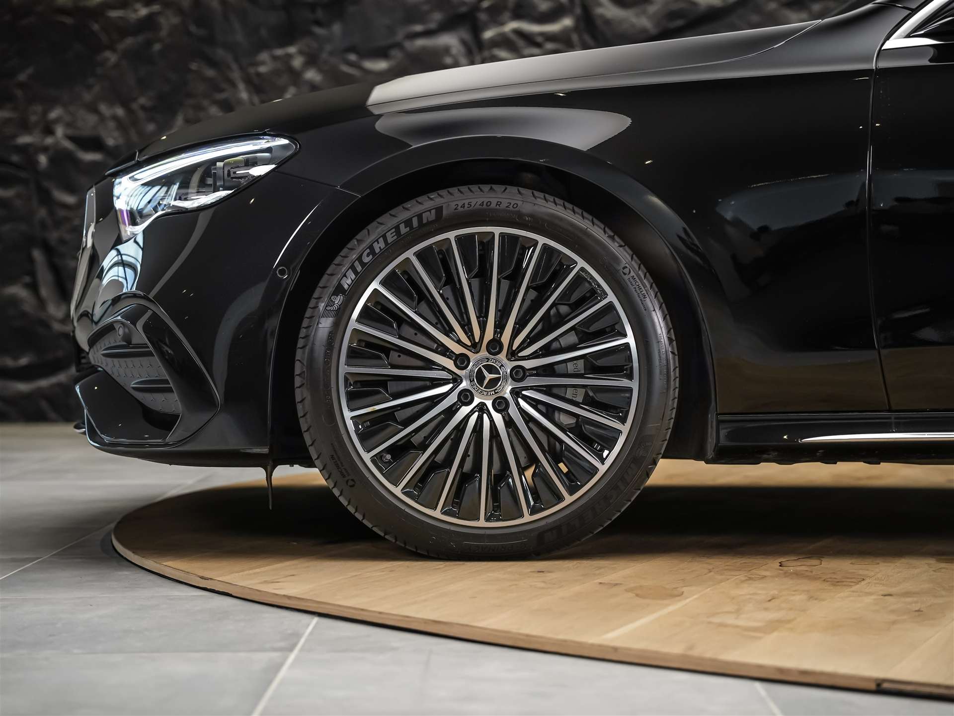 MERCEDES-BENZ E 220 d 4Matic AMG Line 9G-Tronic *Superscreen*Burmester*360° Kamera*-image-15