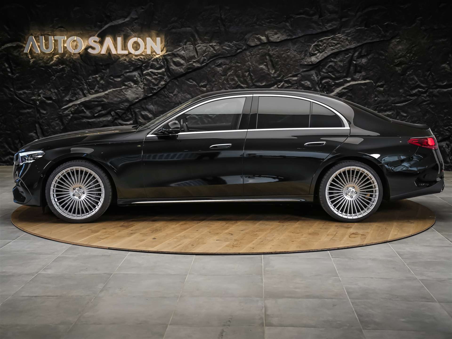 MERCEDES-BENZ E 220 d 4Matic AMG Line 9G-Tronic *Superscreen*Burmester*360° Kamera*-image-1