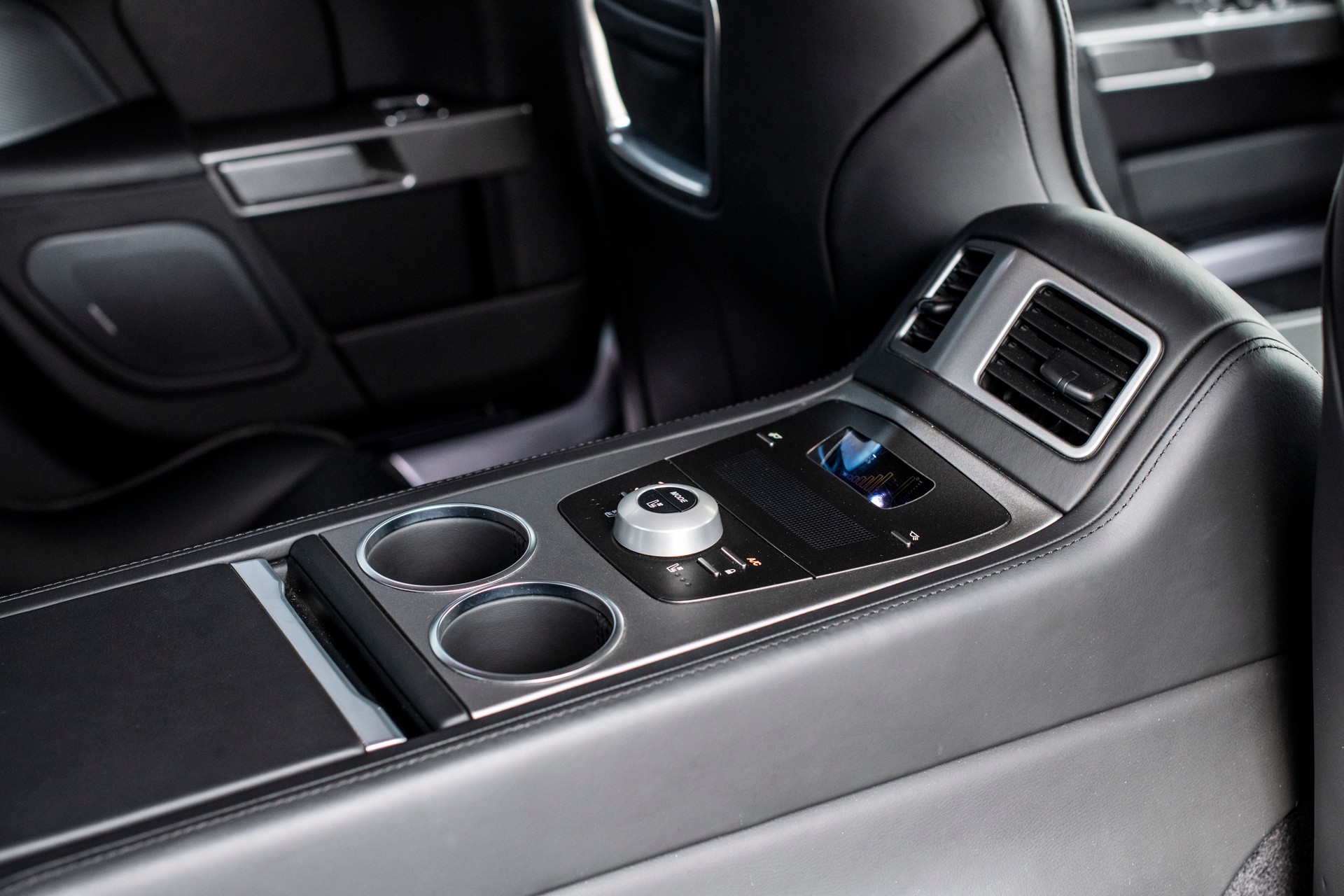 ASTON MARTIN Rapide 5.9 V12 Touchtronic 2-image-11