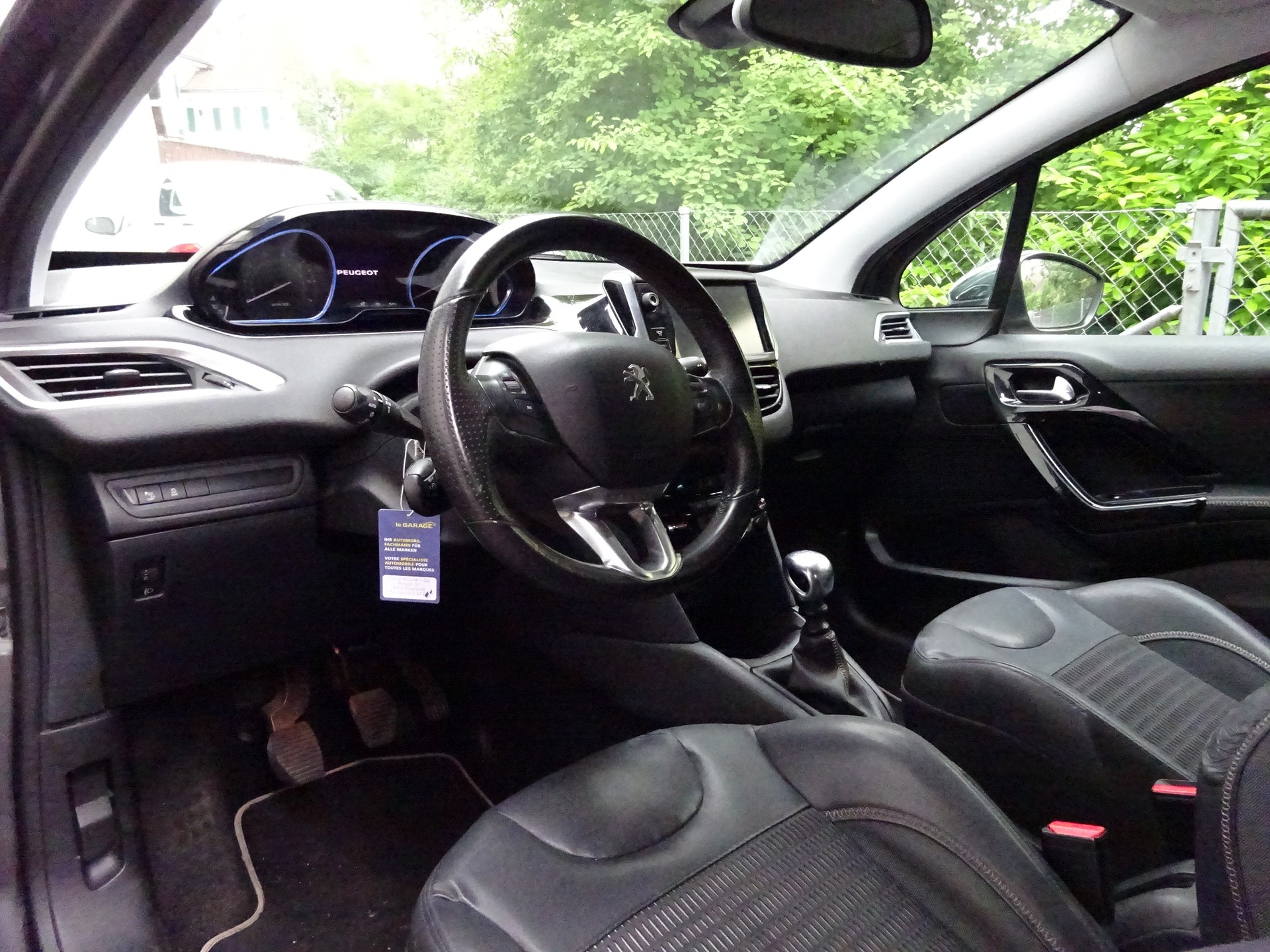 PEUGEOT 208 1.6 Turbo Allure-image-1